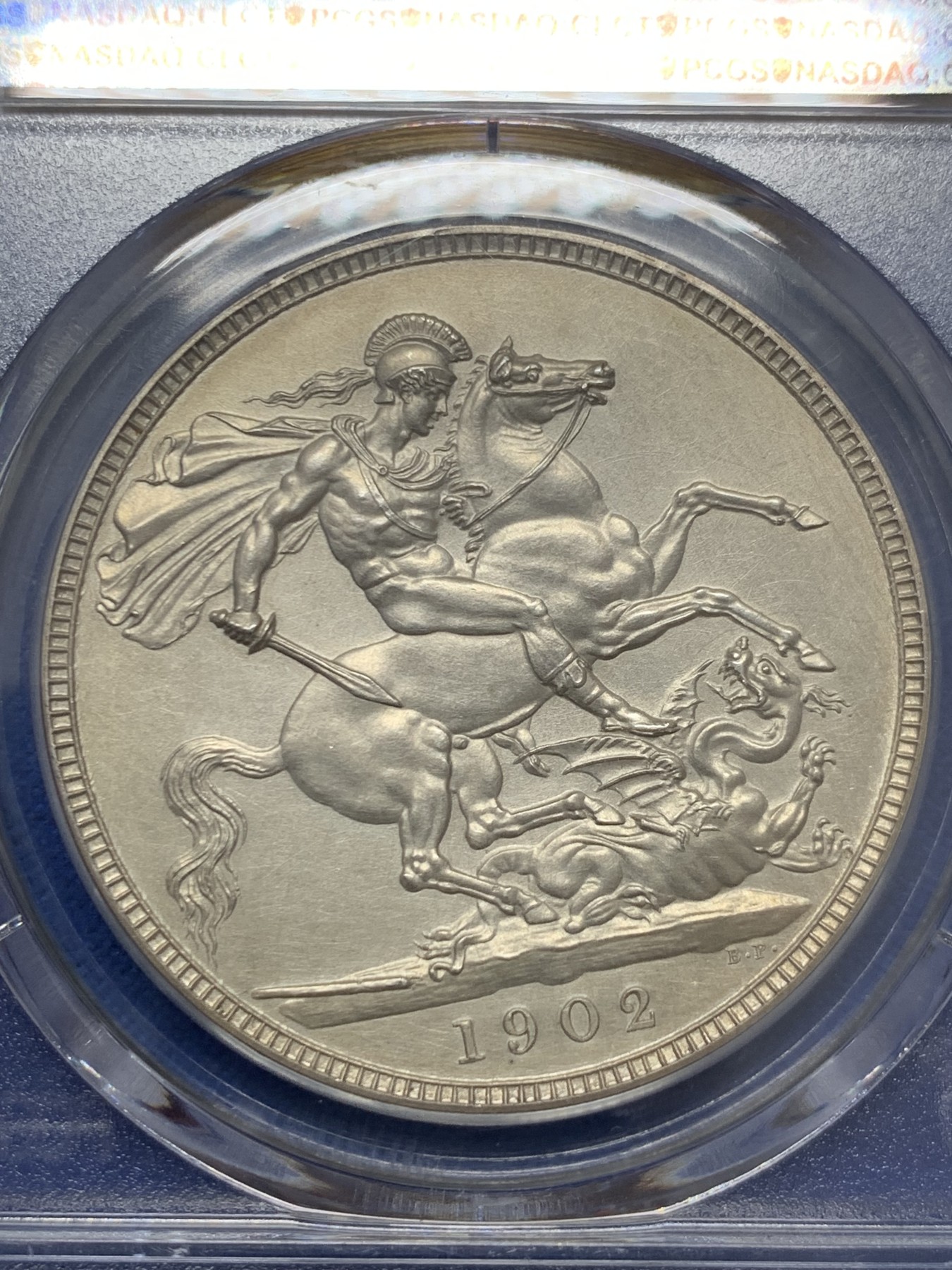 《竞宝斋》圣诞专辑  第二场  第228场 定制纪念章相赠 (全场顺丰包邮) PCGS-PR63 1902英国爱七精制大马剑，人物头像素描质感，背面骑士肌肉线条满满，底板丝绸状态，P盒低评，上手状态极佳。英系海外表现稳健，爱七HA11月N盒PR62成交5200，12月N盒PR65成交2w1人民币。这枚P盒好状态，赶紧上车！注：盒子背面支撑架有磕