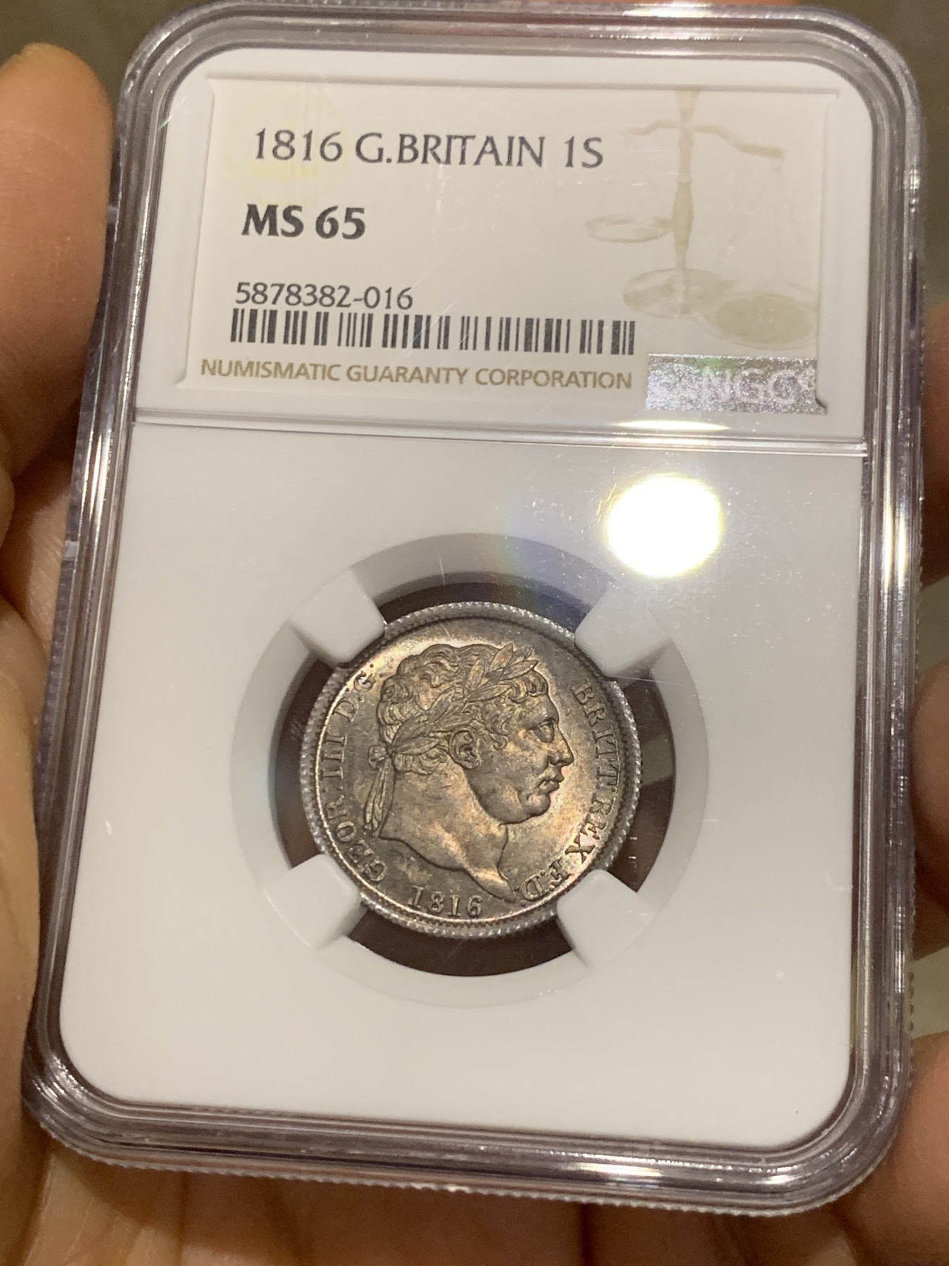 《竞宝斋》圣诞专辑  第二场  第228场 定制纪念章相赠 (全场顺丰包邮) NGC-MS65 英国1816年乔治三世 牛头1先令 银币。来自皮斯特鲁奇的经典设计，状态很舒服，分数够玩了。