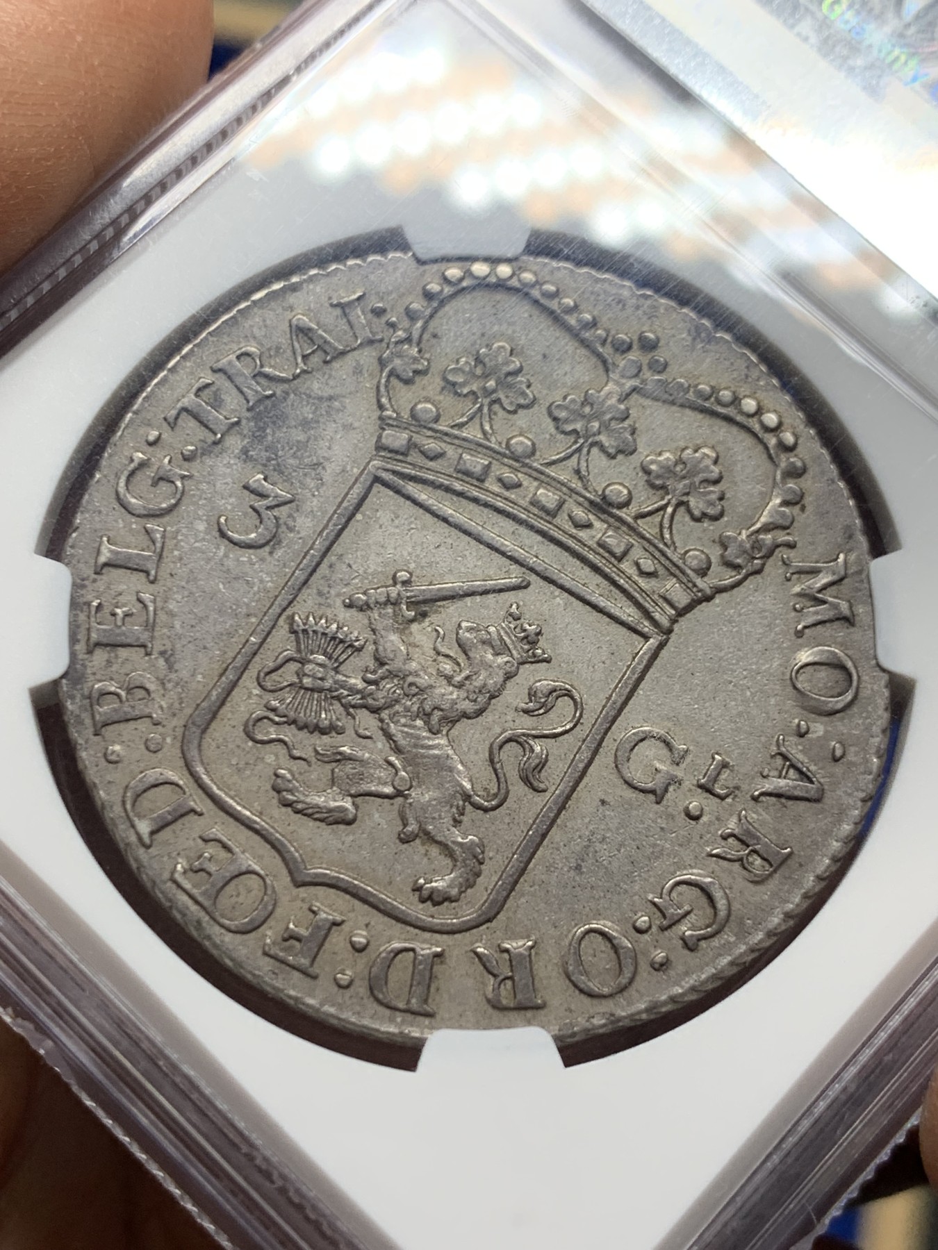 《竞宝斋》圣诞专辑  第二场  第228场 定制纪念章相赠 (全场顺丰包邮) NGC AU58 荷兰1793年乌特勒支站人3盾大银币 原味老包浆 全深打 脸部细节非常好 这个品种就是要看脸