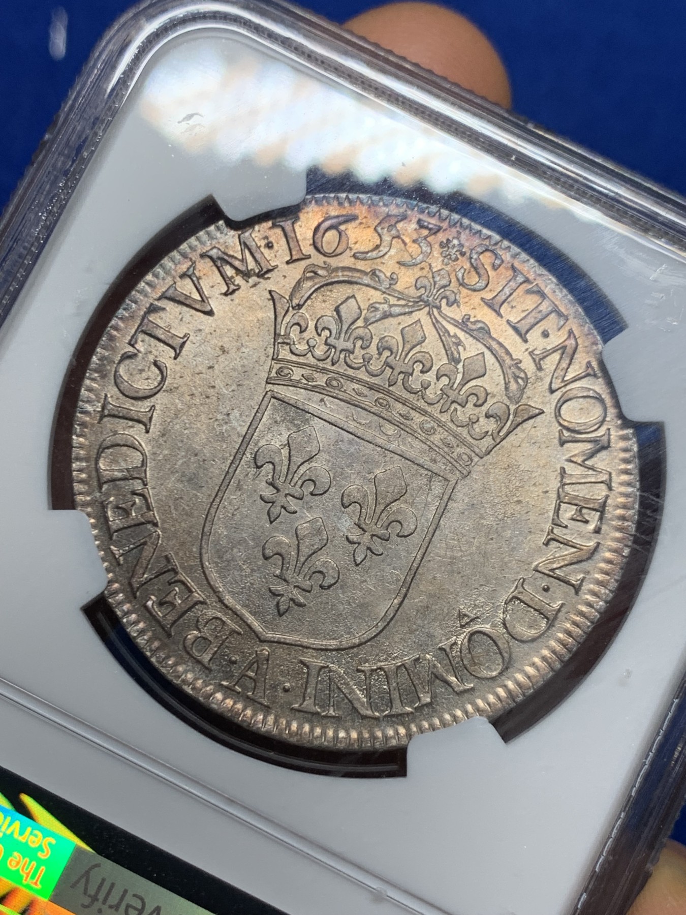 《竞宝斋》圣诞专辑  第二场  第228场 定制纪念章相赠 (全场顺丰包邮) NGC-MS61 1653年法国路易十四埃居 太阳王幼年时期版本，淡彩包浆，工艺精良，币胚规整，打制深峻，没有减重痕，唯一亚军分