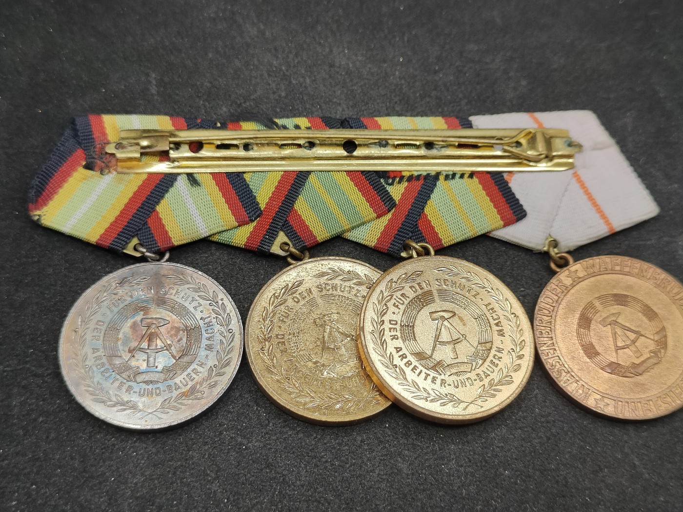 全场0元起拍 第120期 咸鱼国勋章拍卖专场 12月27日（周三）下午6：00开始 东德联排勋章 巩固战斗友谊奖章