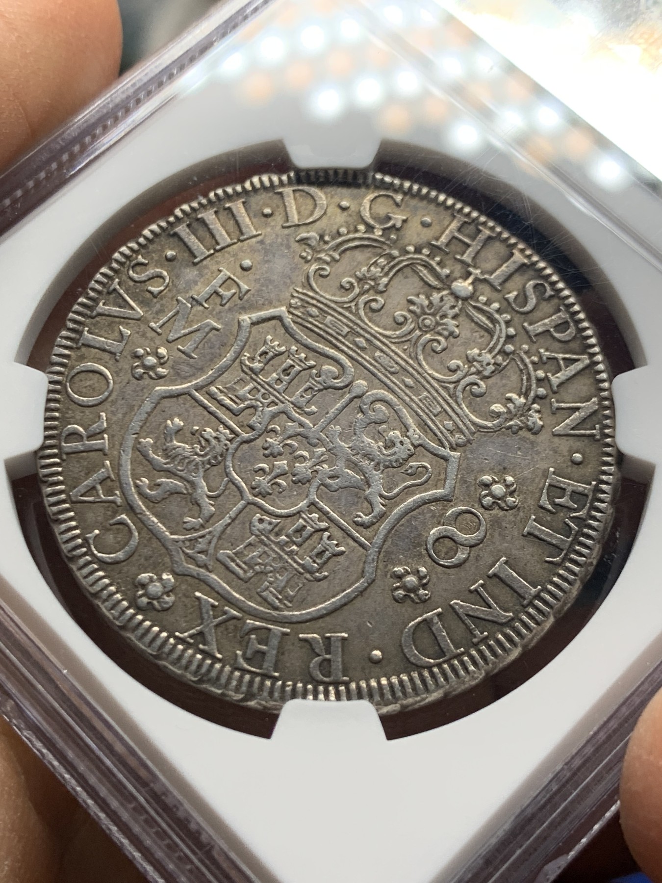 《竞宝斋》圣诞专辑  第二场  第228场 定制纪念章相赠 (全场顺丰包邮) NGC-AU55 墨西哥 1770年 地球双柱8里亚尔银币。西属热门品种，图案深打，均匀的棕色包浆，该品相实属难得！