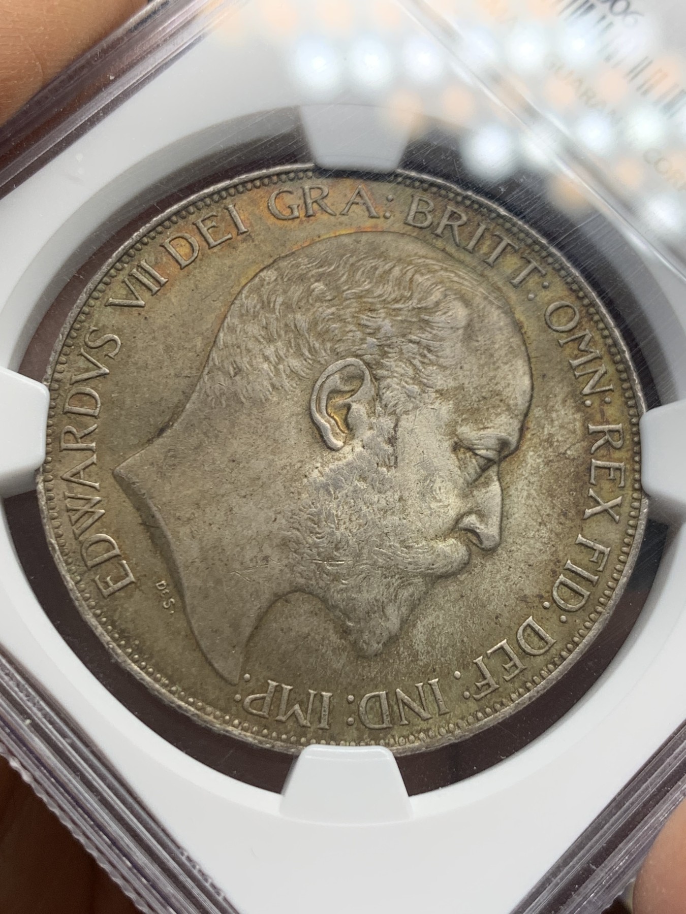 《竞宝斋》圣诞专辑  第二场  第228场 定制纪念章相赠 (全场顺丰包邮) NGC-MS65+ 英国1902年爱德华七世 克朗。双面都带有着原生的赤红的包浆。调查np数据库不难发现，该品种精制的高分数量接近普制的3倍，且该品种常见的苍蝇脚在此币上完全不可见，可惜打制稍弱让该币无法获评66分，但是其如水面波纹流转的转光依然在该品种内难见敌手。一年内的成交价：HA的pf-66/7800美元，苏尔曼pf-66落槌5000欧，英拍pf-65+落槌2800镑。普制高分已有数年未有在