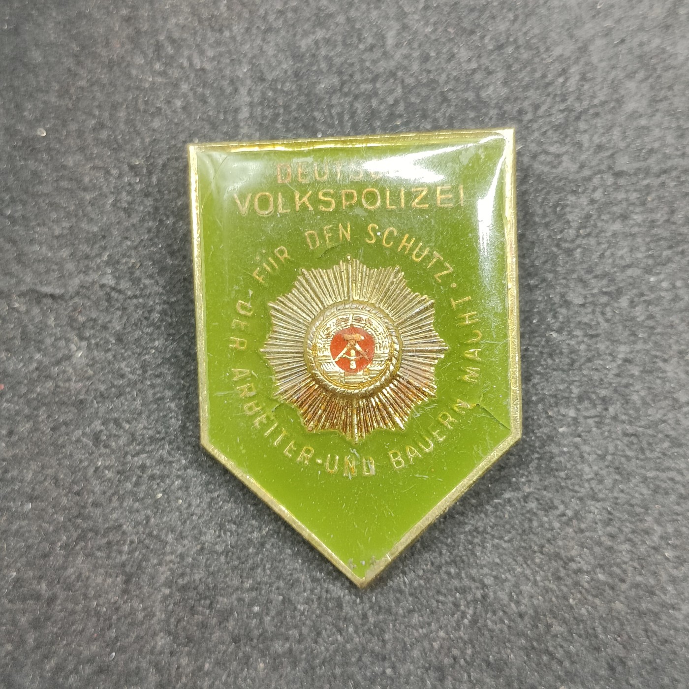 全场0元起拍 第120期 咸鱼国勋章拍卖专场 12月27日（周三）下午6：00开始 东德警察奖章