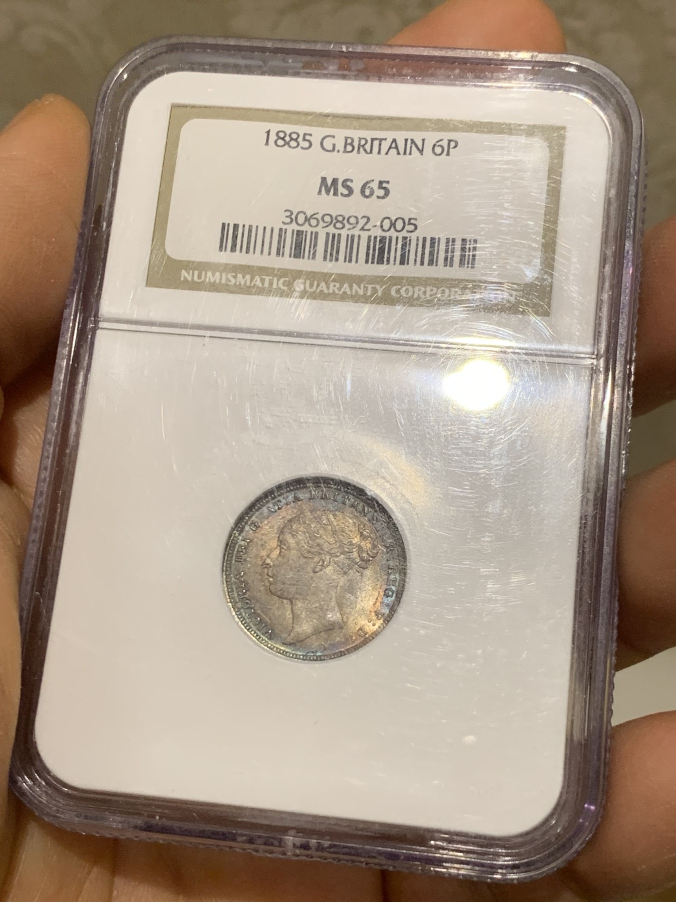 《竞宝斋》圣诞专辑  第二场  第228场 定制纪念章相赠 (全场顺丰包邮) NGC MS65 英国1885维多利亚女王6便士 顶级紫罗兰五彩包浆 老盒严评 盒子保存完好 小维6便士64以上非常难见 且拍且珍惜