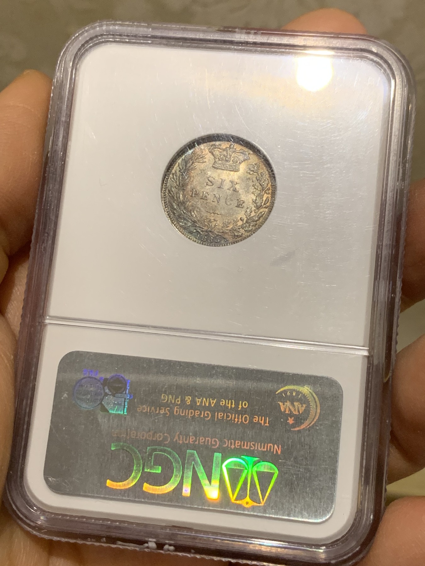 《竞宝斋》圣诞专辑  第二场  第228场 定制纪念章相赠 (全场顺丰包邮) NGC MS65 英国1885维多利亚女王6便士 顶级紫罗兰五彩包浆 老盒严评 盒子保存完好 小维6便士64以上非常难见 且拍且珍惜