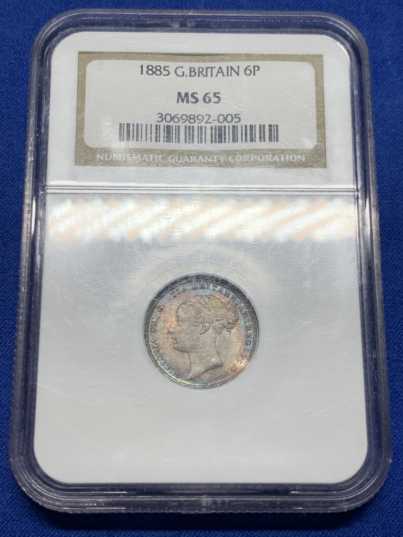 《竞宝斋》圣诞专辑  第二场  第228场 定制纪念章相赠 (全场顺丰包邮) NGC MS65 英国1885维多利亚女王6便士 顶级紫罗兰五彩包浆 老盒严评 盒子保存完好 小维6便士64以上非常难见 且拍且珍惜