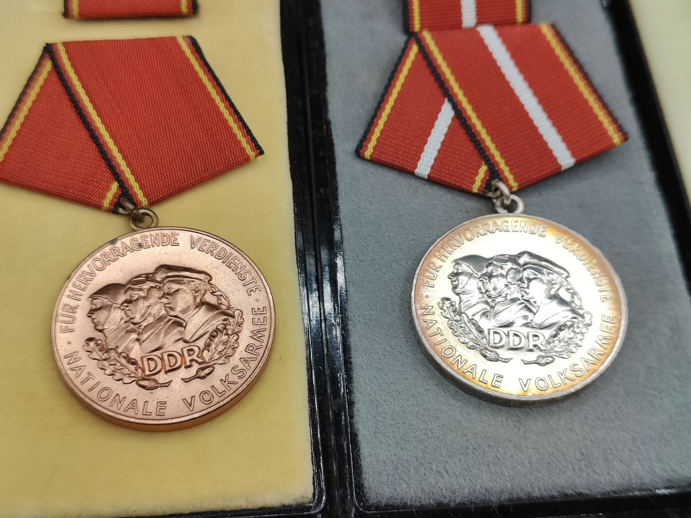 全场0元起拍 第120期 咸鱼国勋章拍卖专场 12月27日（周三）下午6：00开始 东德国家人民军功绩奖章 金银铜一套