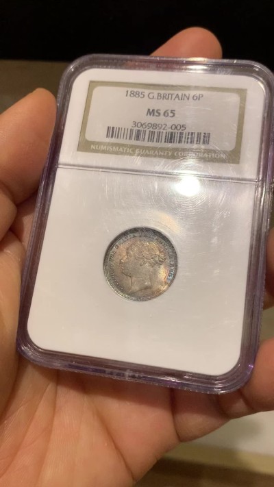 《竞宝斋》圣诞专辑  第二场  第228场 定制纪念章相赠 (全场顺丰包邮) NGC MS65 英国1885维多利亚女王6便士 顶级紫罗兰五彩包浆 老盒严评 盒子保存完好 小维6便士64以上非常难见 且拍且珍惜