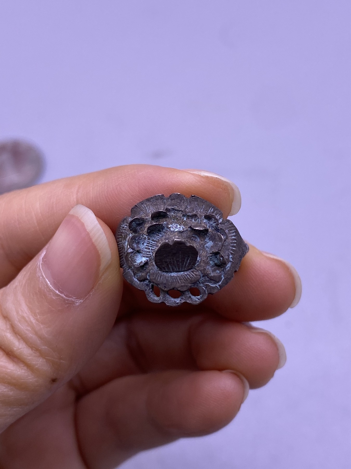老银起花戒指2枚，内径分别1.6/1.8厘米，都缺花瓣，品相如图，360包快递