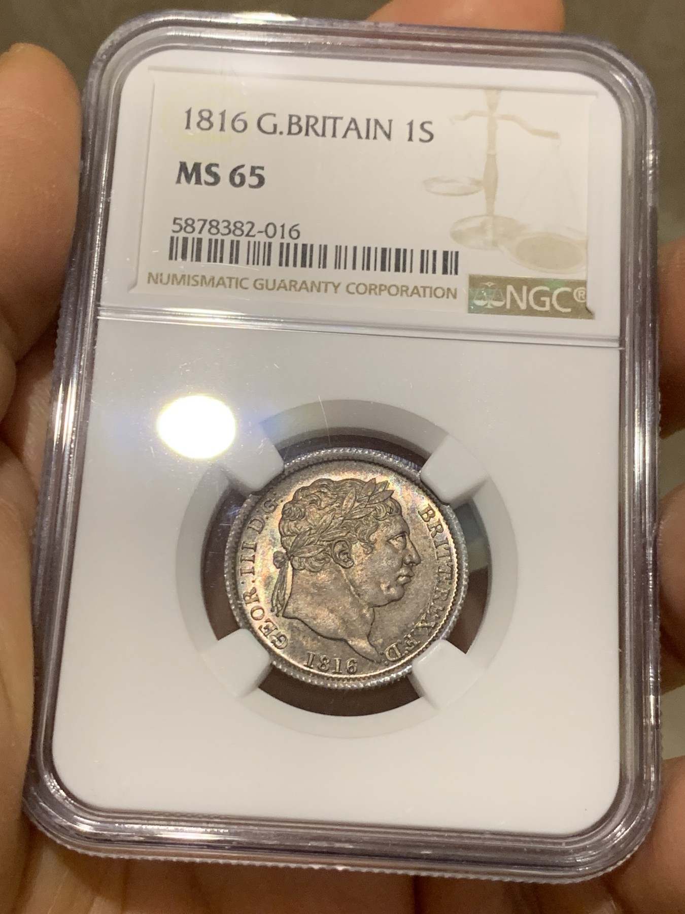 《竞宝斋》圣诞专辑  第二场  第228场 定制纪念章相赠 (全场顺丰包邮) NGC-MS65 英国1816年乔治三世 牛头1先令 银币。来自皮斯特鲁奇的经典设计，状态很舒服，分数够玩了。