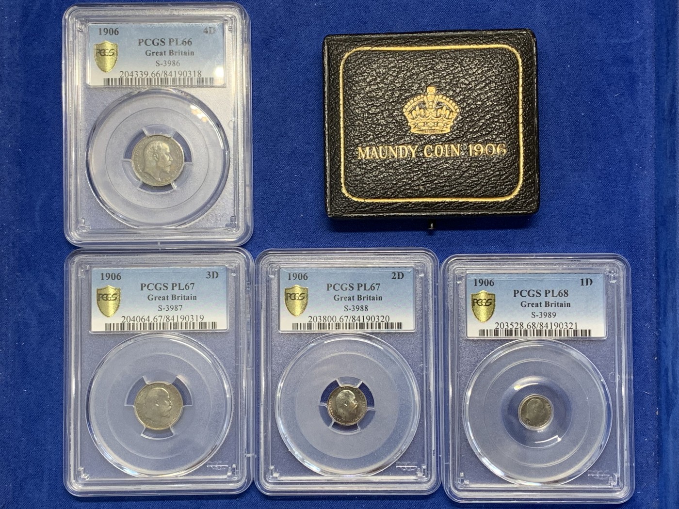 《竞宝斋》圣诞专辑  第二场  第228场 定制纪念章相赠 (全场顺丰包邮) 4枚一组 PCGS-PL66-68 英国1906年爱德华七世 濯足节套币。镜面感非常明显，且有统一的欧珀光泽包浆，全套高分，包含多枚冠军分，不可超越的一套。带同年份原盒。