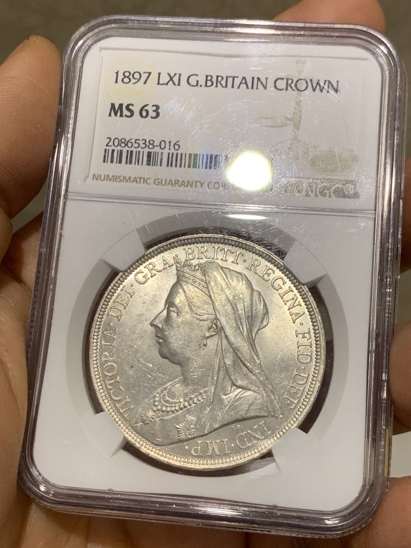 《竞宝斋》圣诞专辑  第二场  第228场 定制纪念章相赠 (全场顺丰包邮) NGC MS63 英国1897年维多利亚披纱马剑克朗，车轮光银光闪闪，底板镜面有霜相当优秀。