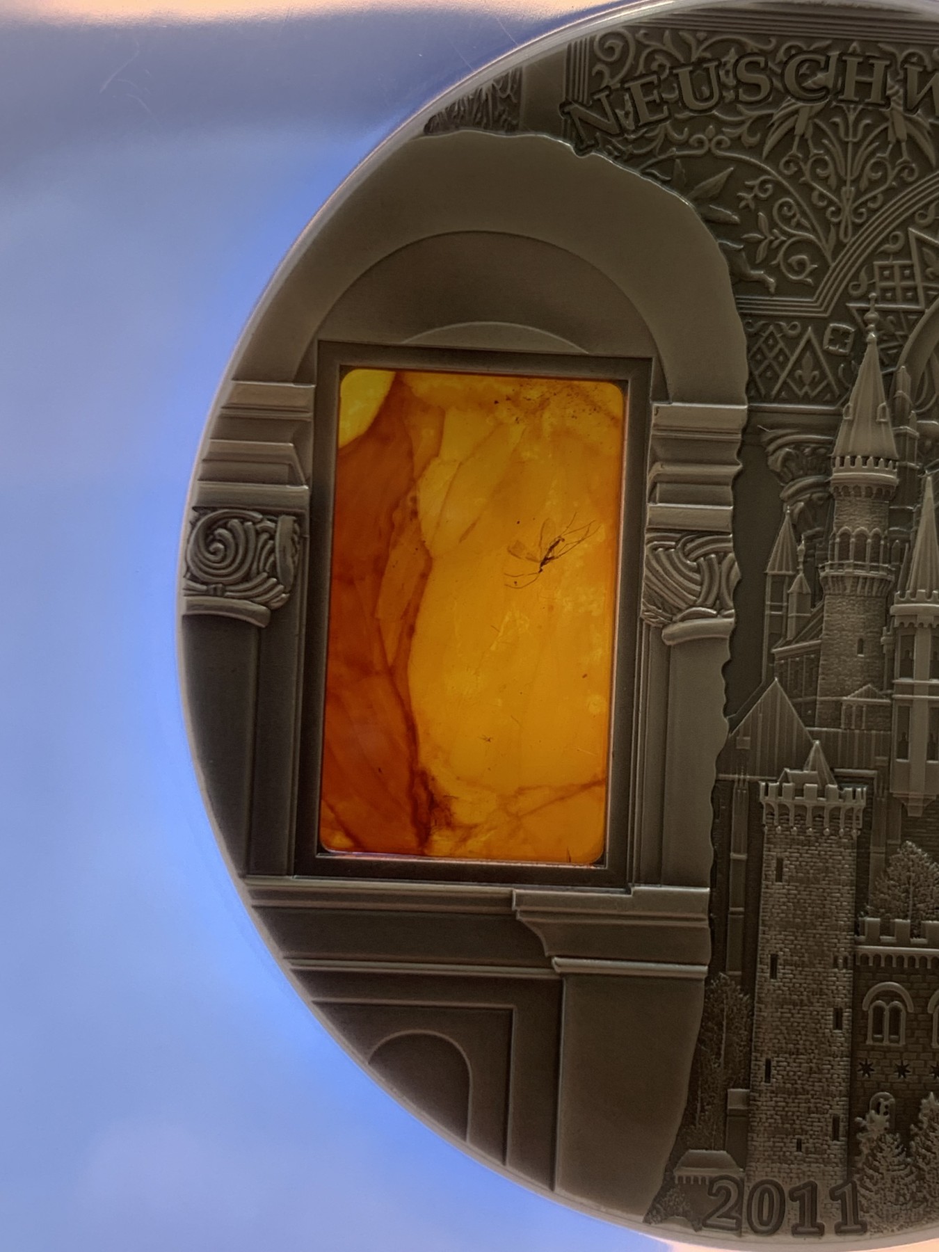 《竞宝斋》圣诞专辑  第二场  第228场 定制纪念章相赠 (全场顺丰包邮) NGC MS69 2011年帕劳镶嵌琥珀古典建筑系列3-新天鹅堡银币（热门藏品） 含证书  50mm 2盎司 999银 发行量999枚