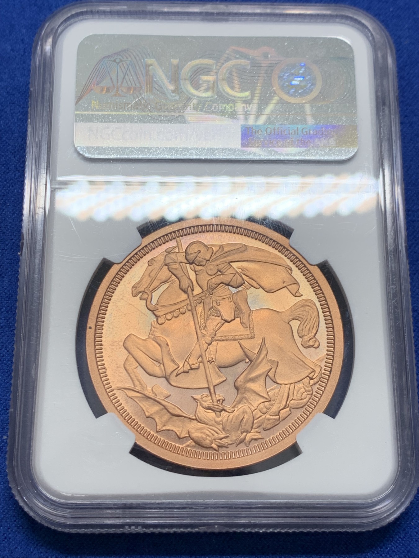 《竞宝斋》圣诞专辑  第二场  第228场 定制纪念章相赠 (全场顺丰包邮) 英国1911年乔治五世马剑屠龙珍惜币三枚套，NGC评级盒子，全部同分PF68，纯银，红铜，黄铜三个版本阵容豪华，著名的屠龙品种，颇受追捧，圣乔治屠龙设计的非常有特点，与以往的经典款式的严谨不同，更为粗犷简洁，线条明快，带有较为明显的欧洲新艺术风格，这种设计风格在2，30年代的法国币章上较为多见。