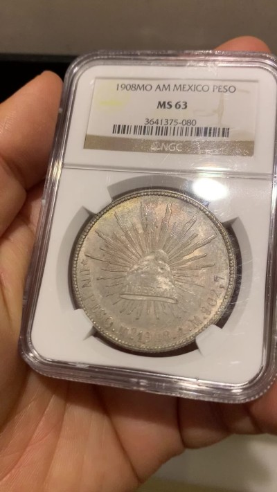 《竞宝斋》圣诞专辑  第二场  第228场 定制纪念章相赠 (全场顺丰包邮) NGC-MS63 1908年墨西哥1比索 直边鹰洋 原状态好味道侧光下双面淡五彩包浆。墨西哥城造币厂出品，验银师标记AM。