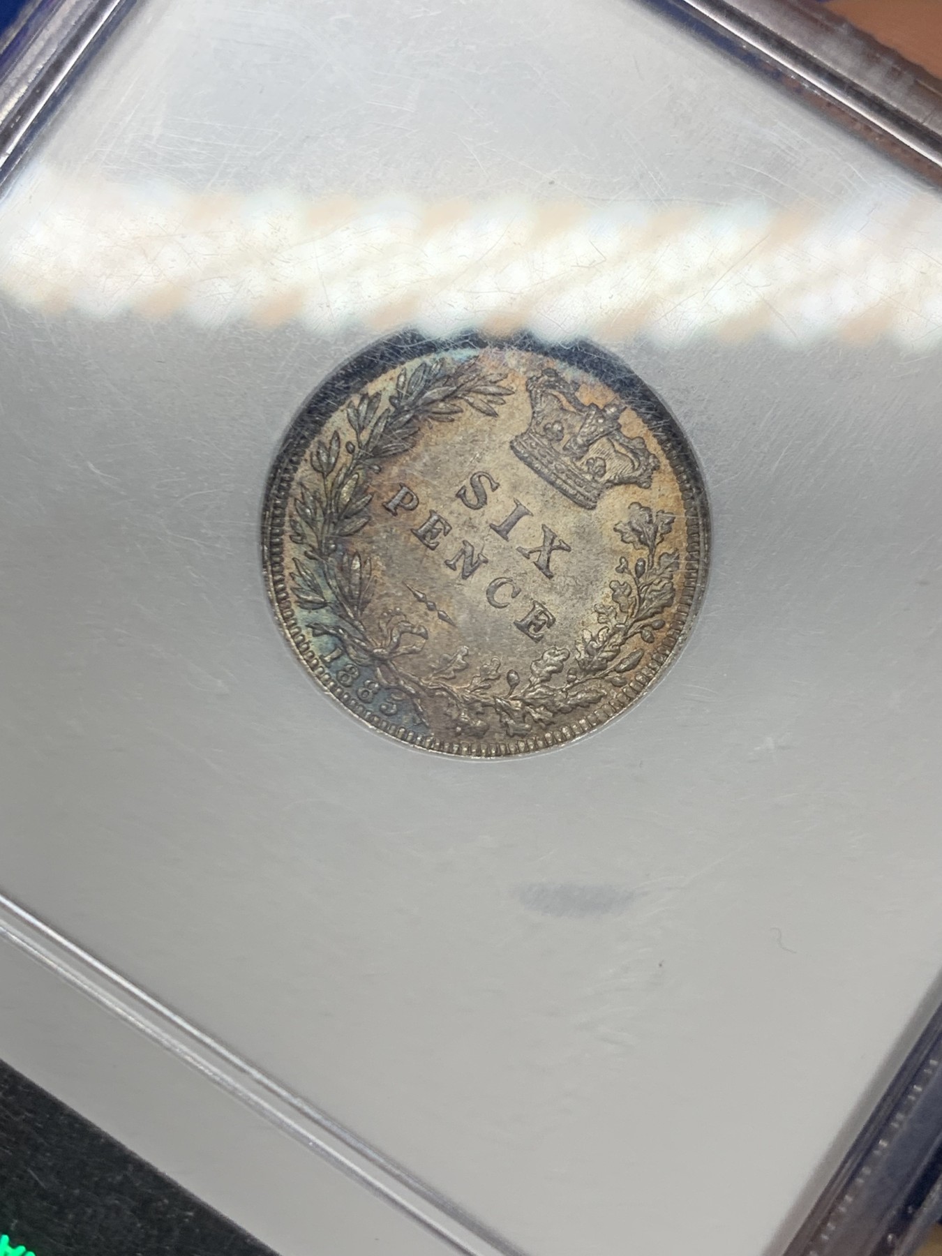 《竞宝斋》圣诞专辑  第二场  第228场 定制纪念章相赠 (全场顺丰包邮) NGC MS65 英国1885维多利亚女王6便士 顶级紫罗兰五彩包浆 老盒严评 盒子保存完好 小维6便士64以上非常难见 且拍且珍惜