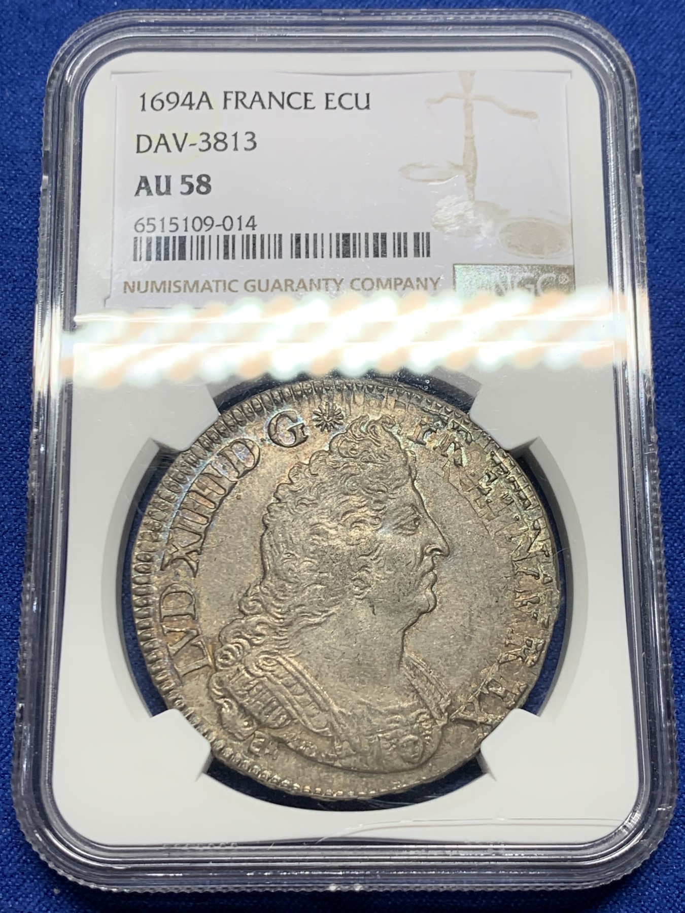 《竞宝斋》圣诞专辑  第二场  第228场 定制纪念章相赠 (全场顺丰包邮) NGC-AU58 太阳王埃居，法国1694年路易十四埃居大银币，底板带光，原味均匀的巧克力包浆，厚重的历史感，人像清晰打制极佳，无减重痕迹，在路易十四的复打币时代十分难得，太阳王埃居出分极难，少见高分好品。