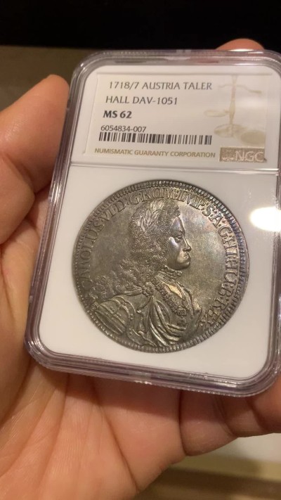 《竞宝斋》圣诞专辑  第二场  第228场 定制纪念章相赠 (全场顺丰包邮) NGC-MS62 神圣罗马帝国 1718/7年 查理六世泰勒骑字版大银币 奥地利大波浪神罗泰勒   彩金包浆 稀少骑字版。全网唯一骑字亚军分，上面就一个63分。