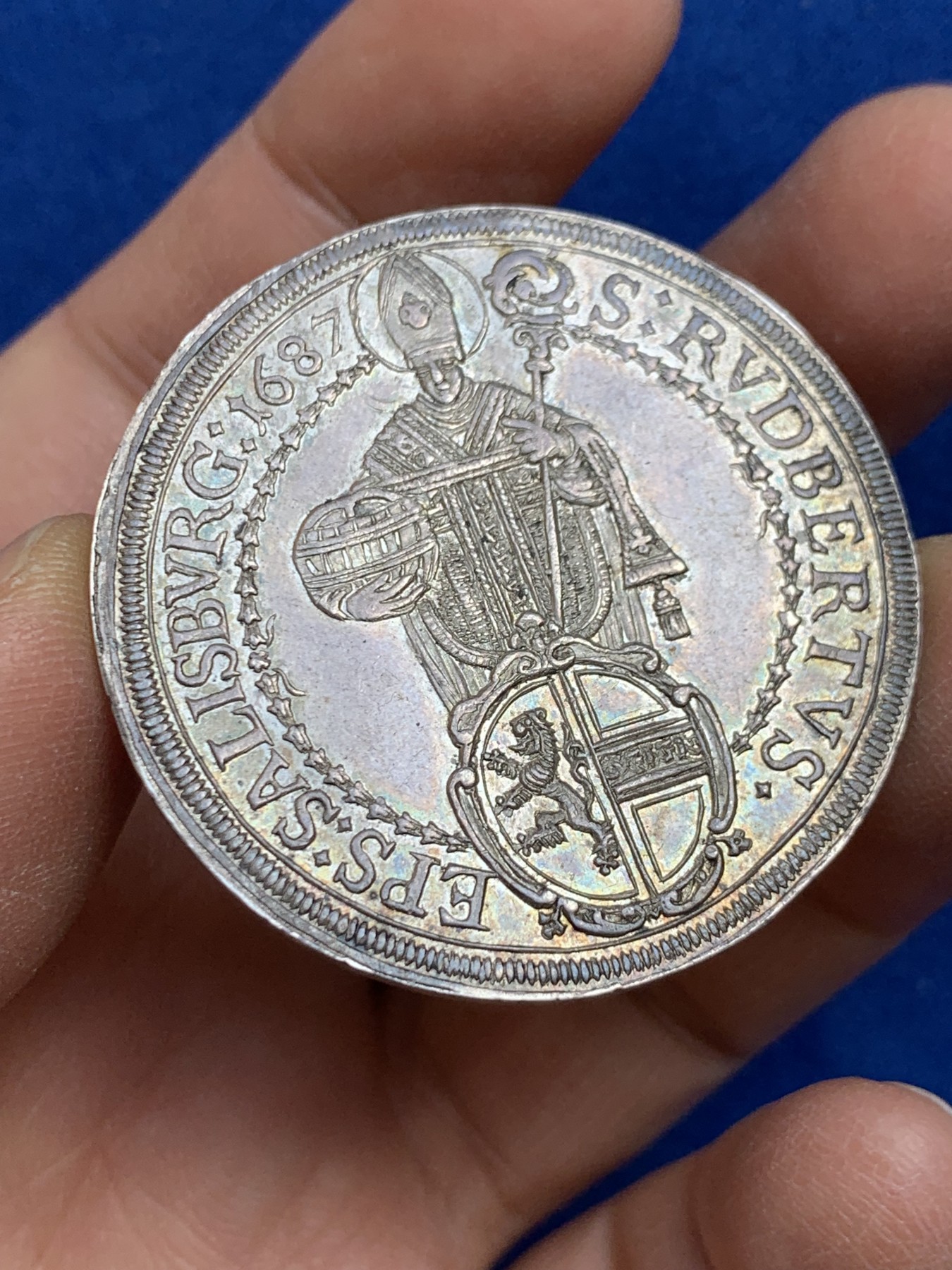 《竞宝斋》圣诞专辑  第二场  第228场 定制纪念章相赠 (全场顺丰包邮) 神圣罗马帝国奥地利大公国1687年萨尔茨堡主教区圣母抱婴泰勒大银币 UNC五彩纸袋包浆 打制深峻饱满 原味顶级裸币