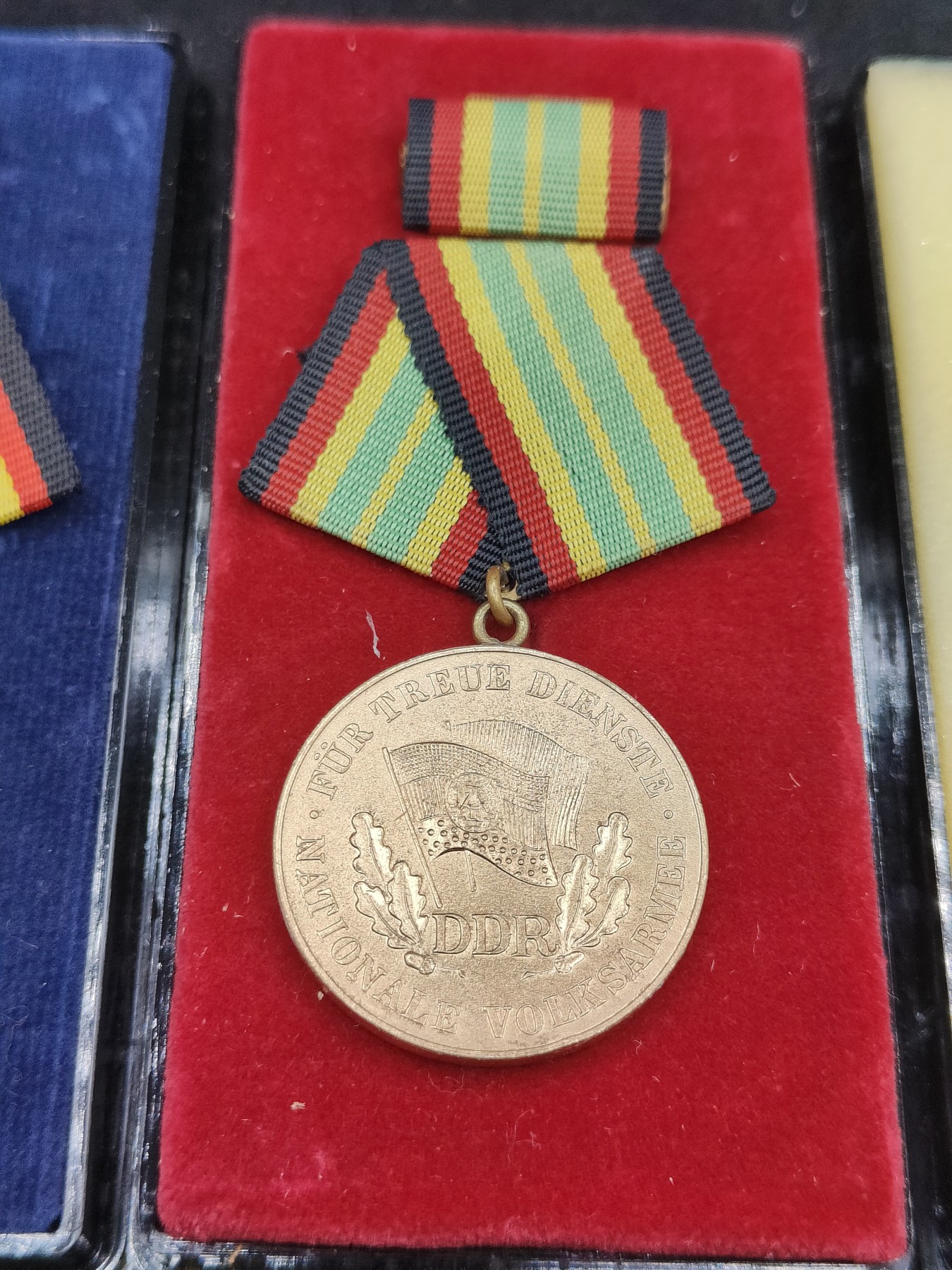 全场0元起拍 第120期 咸鱼国勋章拍卖专场 12月27日（周三）下午6：00开始 东德人民军10-20年服役奖章一套