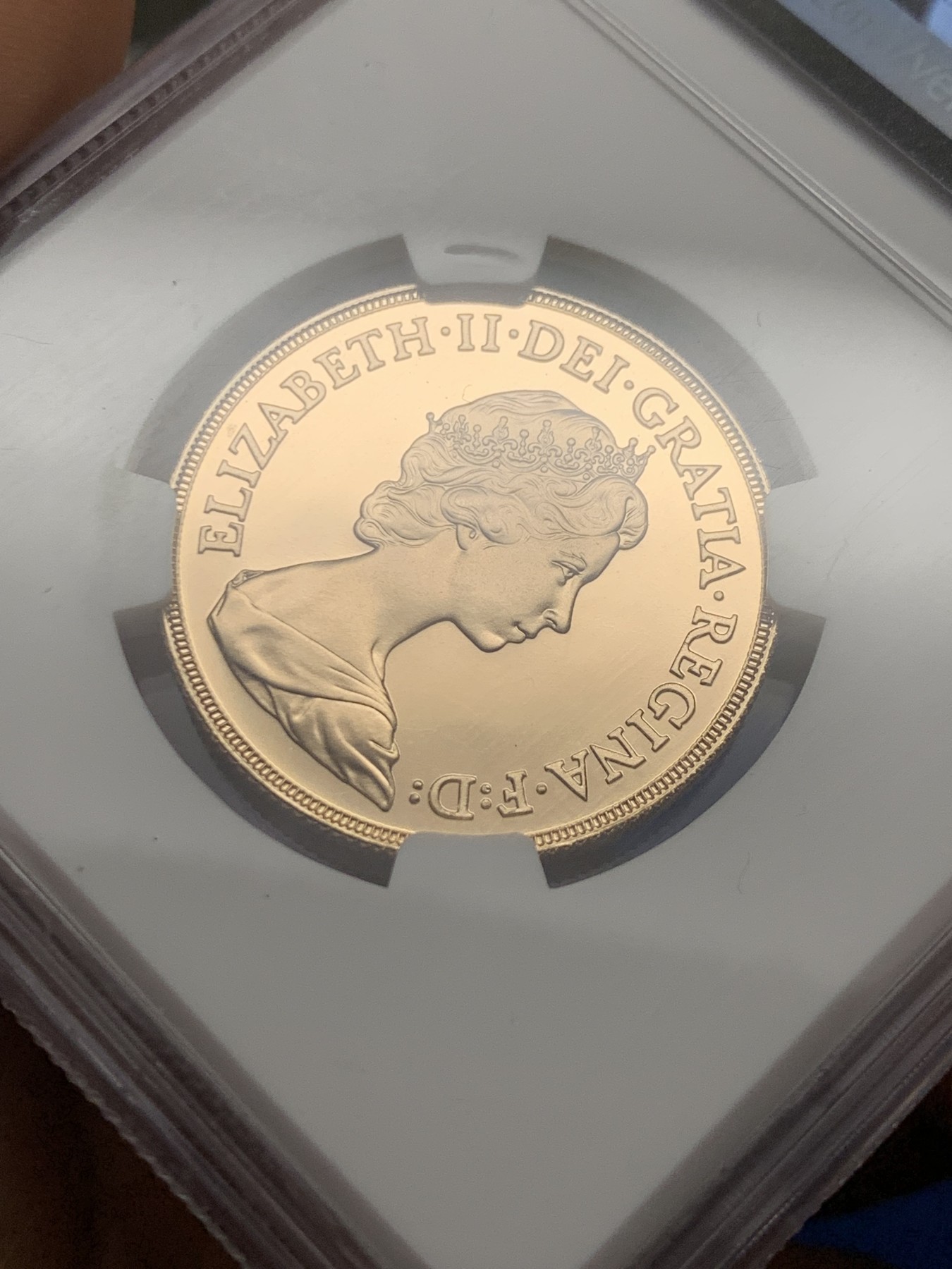 《竞宝斋》圣诞专辑  第二场  第228场 定制纪念章相赠 (全场顺丰包邮) NGC-PF69 ULTRA CAMEO 英国 1983年 伊丽莎白二世 2索维林 马剑 精制金币 15.92克