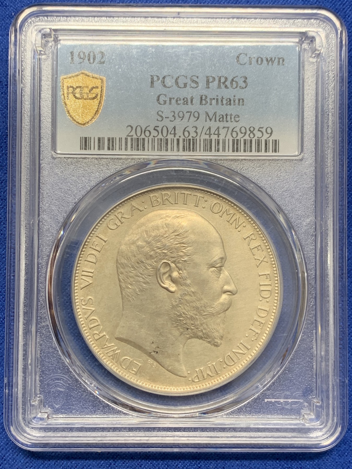 《竞宝斋》圣诞专辑  第二场  第228场 定制纪念章相赠 (全场顺丰包邮) PCGS-PR63 1902英国爱七精制大马剑，人物头像素描质感，背面骑士肌肉线条满满，底板丝绸状态，P盒低评，上手状态极佳。英系海外表现稳健，爱七HA11月N盒PR62成交5200，12月N盒PR65成交2w1人民币。这枚P盒好状态，赶紧上车！注：盒子背面支撑架有磕