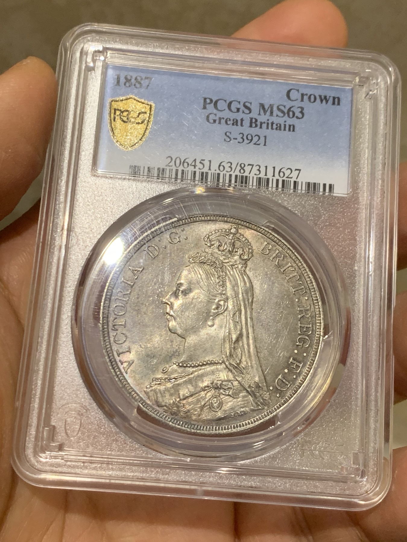 《竞宝斋》圣诞专辑  第二场  第228场 定制纪念章相赠 (全场顺丰包邮) PCGS-MS63 英国 1887 维多利亚 高冠马剑 克朗银币 包浆底光到位