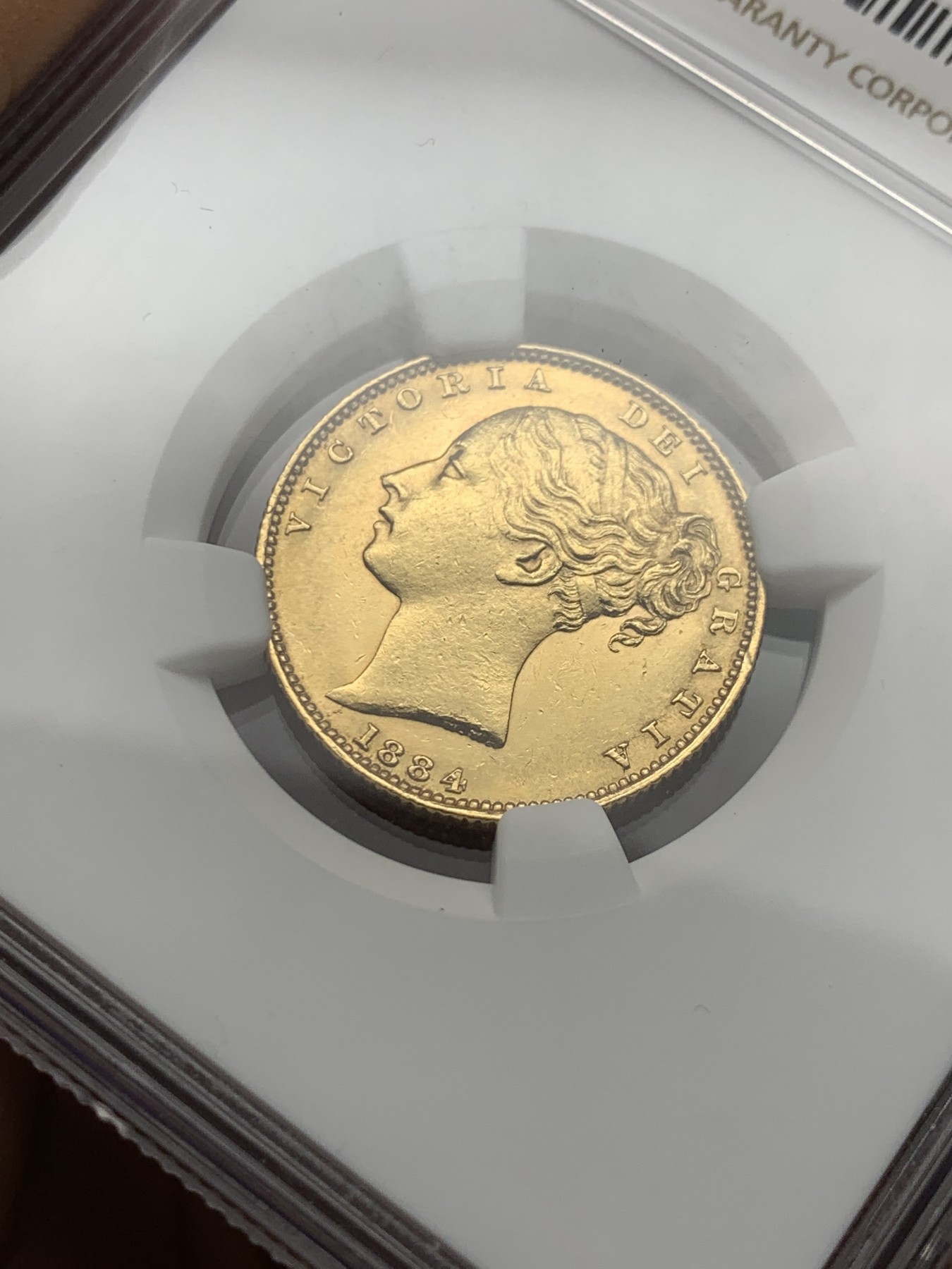 《竞宝斋》圣诞专辑  第二场  第228场 定制纪念章相赠 (全场顺丰包邮) NGC-MS62+ 英国1884年S 维多利亚1索维林金币 8克重 马剑金币多见，盾徽少见 镜面光，低评