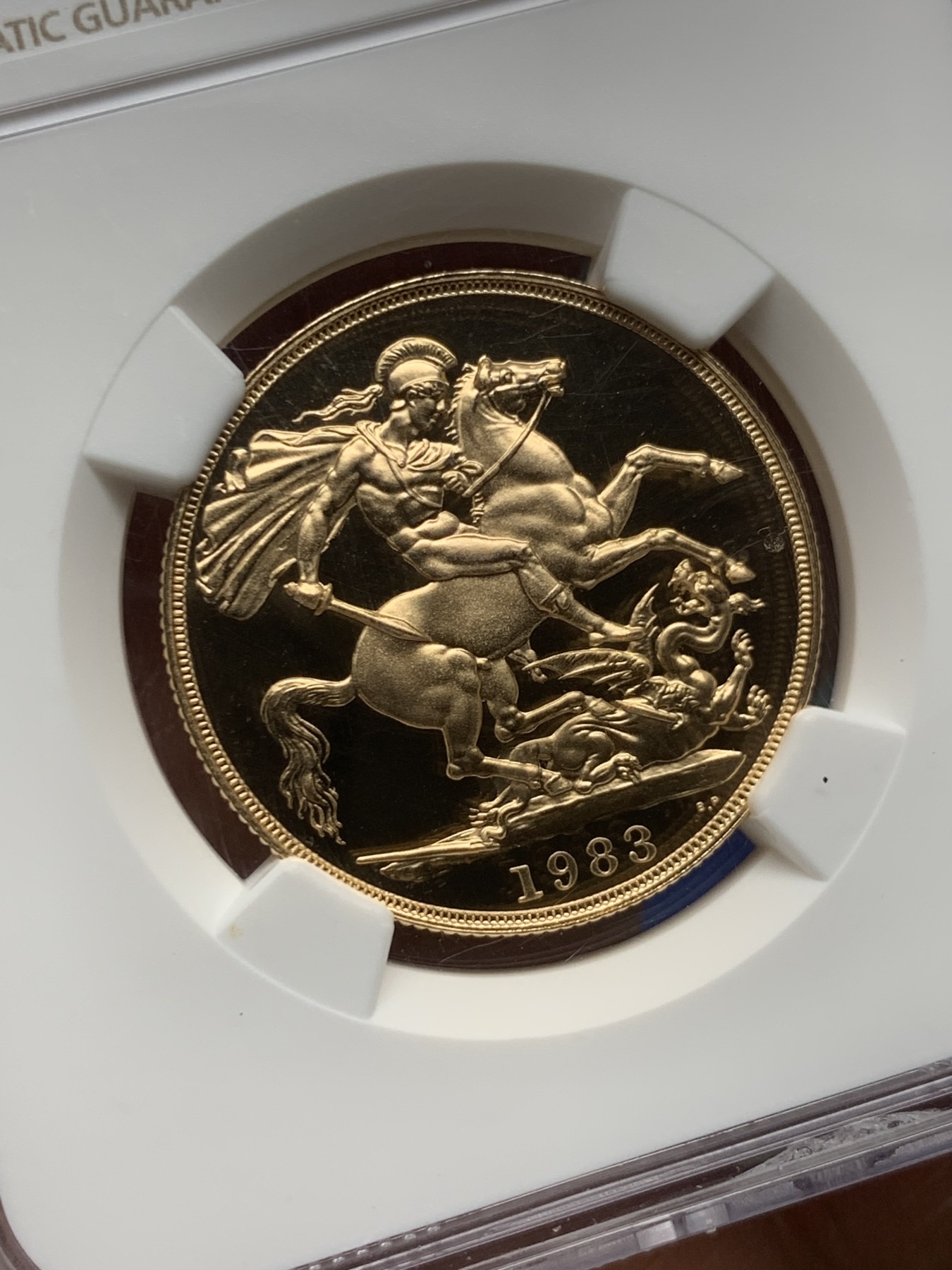 《竞宝斋》圣诞专辑  第二场  第228场 定制纪念章相赠 (全场顺丰包邮) NGC-PF69 ULTRA CAMEO 英国 1983年 伊丽莎白二世 2索维林 马剑 精制金币 15.92克