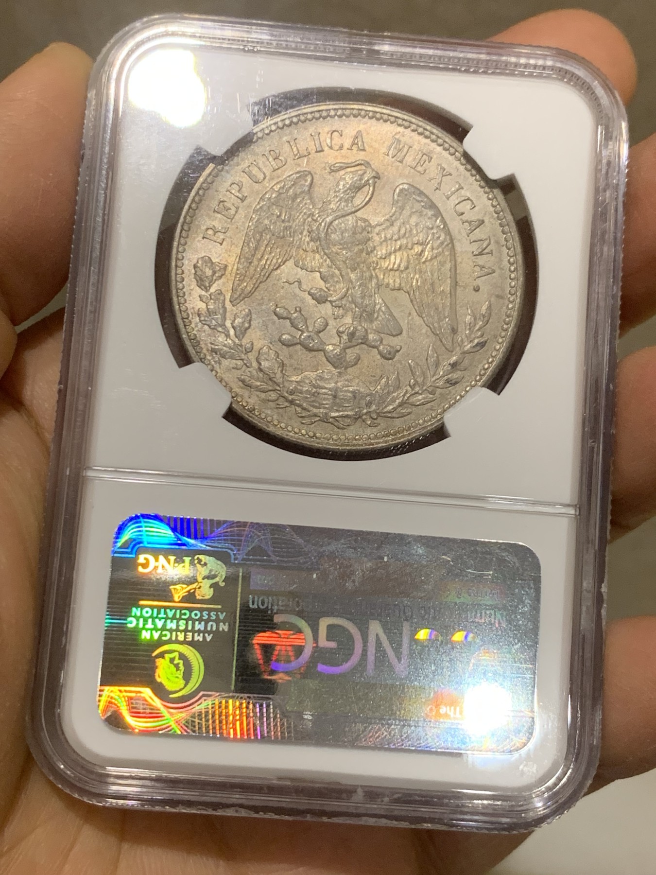 《竞宝斋》圣诞专辑  第二场  第228场 定制纪念章相赠 (全场顺丰包邮) NGC-MS63 1908年墨西哥1比索 直边鹰洋 原状态好味道侧光下双面淡五彩包浆。墨西哥城造币厂出品，验银师标记AM。