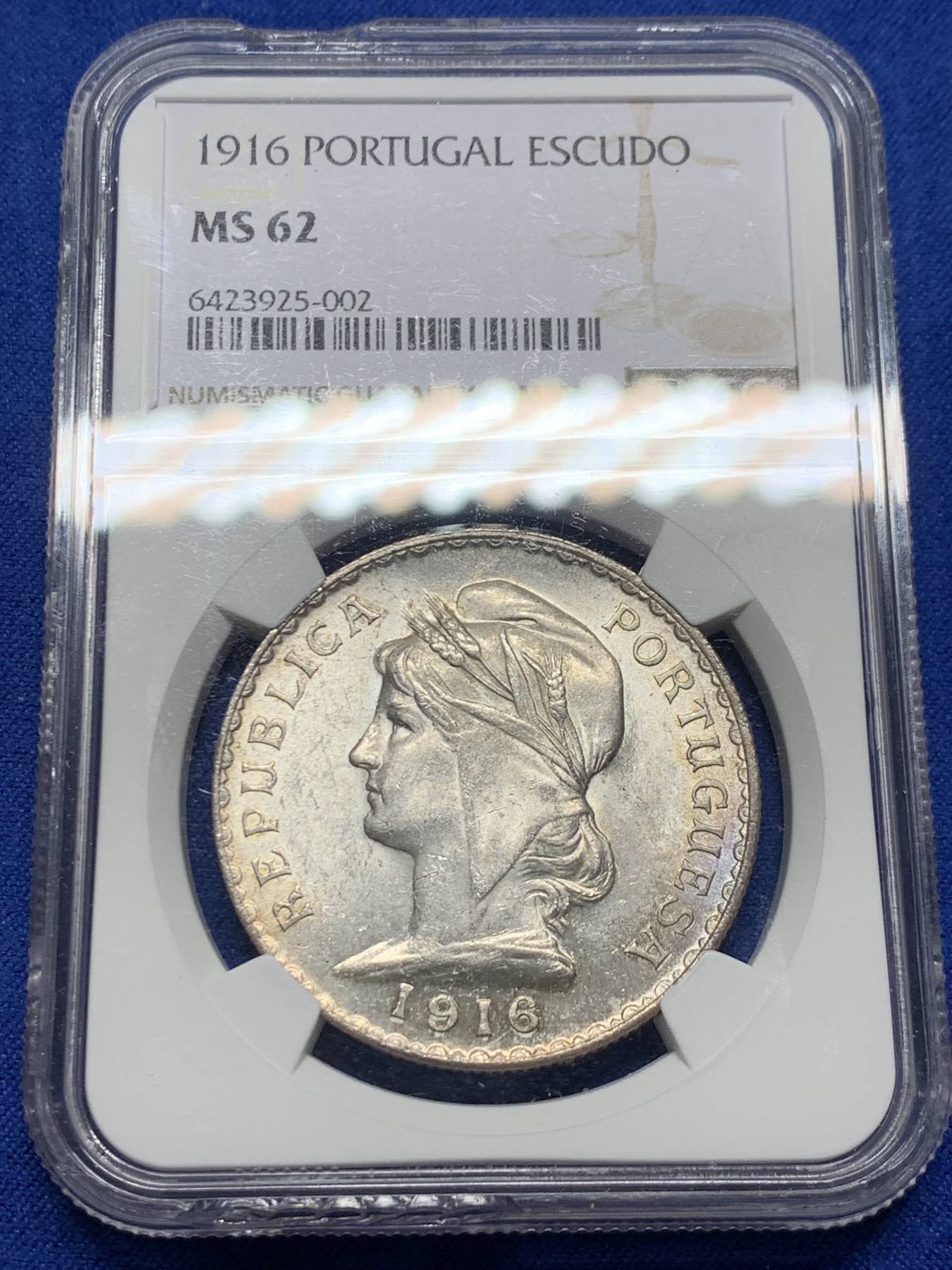 《竞宝斋》圣诞专辑  第二场  第228场 定制纪念章相赠 (全场顺丰包邮) NGC-MS62 葡萄牙1916年埃斯库多大银币，转光好品，仅两个年份，盒子上下边缘有磕。