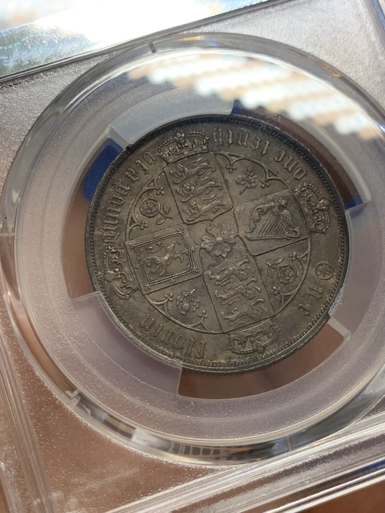 《竞宝斋》圣诞专辑  第二场  第228场 定制纪念章相赠 (全场顺丰包邮) PCGS MS61 英国1884年小维哥特弗洛林，精品金色包浆，低评