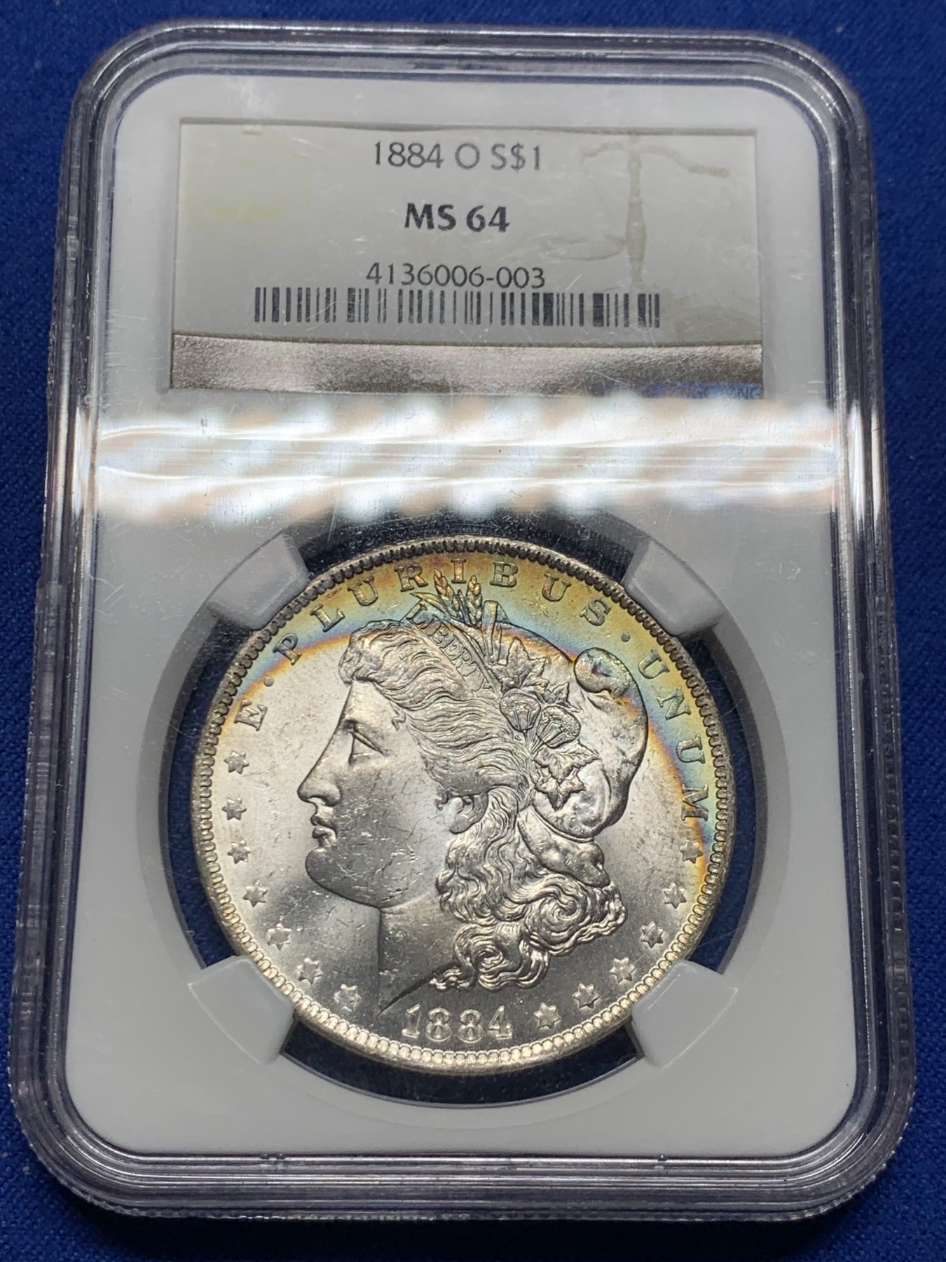 《竞宝斋》圣诞专辑  第二场  第228场 定制纪念章相赠 (全场顺丰包邮) NGC老盒评级MS64分。1884年O版摩根银元，月牙彩，彩虹包浆，好看包浆的摩根相比普通摩根海外溢价很高。今年汇率上涨，摩根是抗通胀好品种，64好彩勿错过。