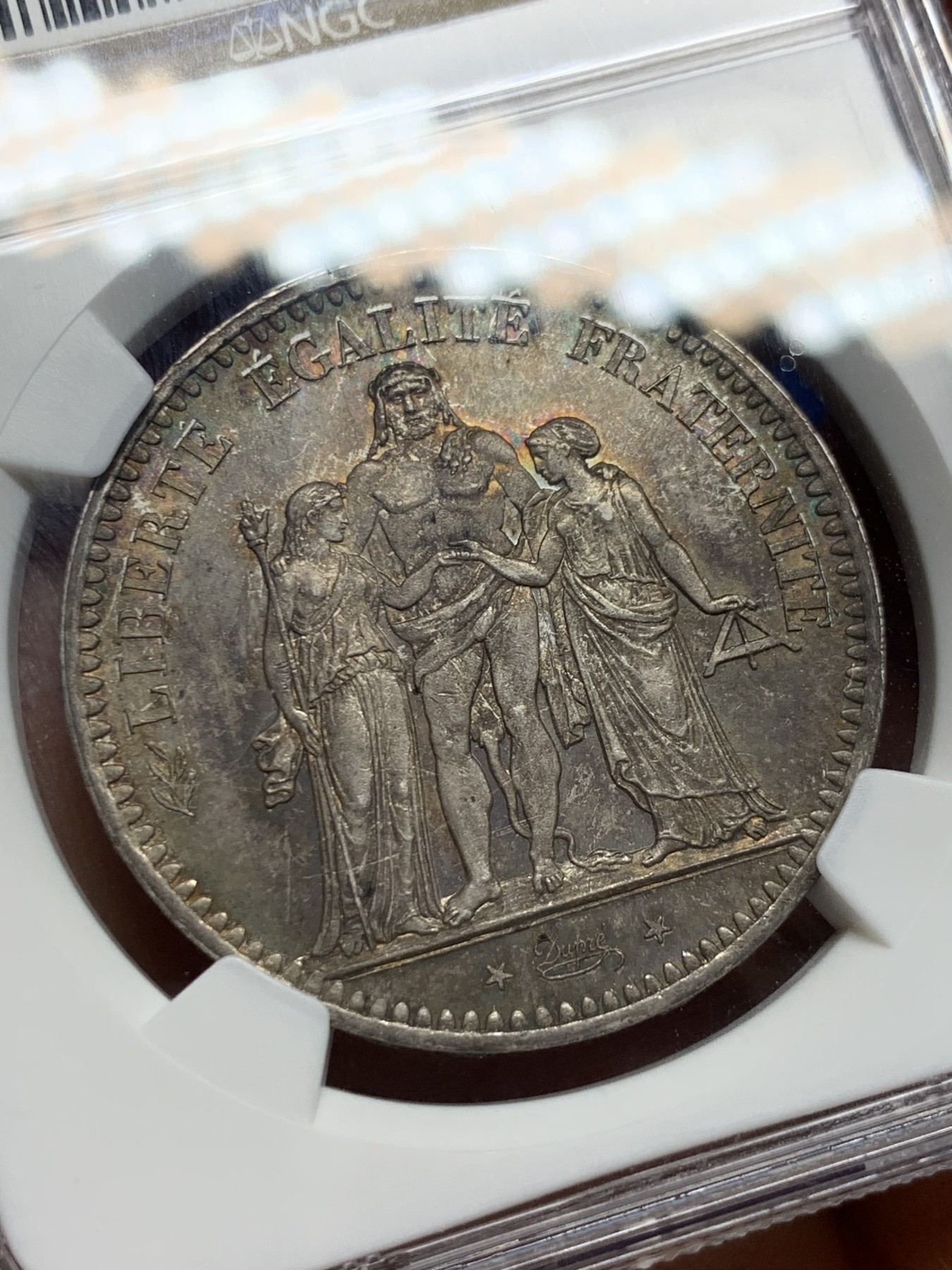 《竞宝斋》圣诞专辑  第二场  第228场 定制纪念章相赠 (全场顺丰包邮) NGC-MS65 法国 1848年传世五彩包浆大力神5法郎银币。灯光下包浆呈现绚丽五彩包浆。65顶级分数，状态好于191期6650元成交那枚。