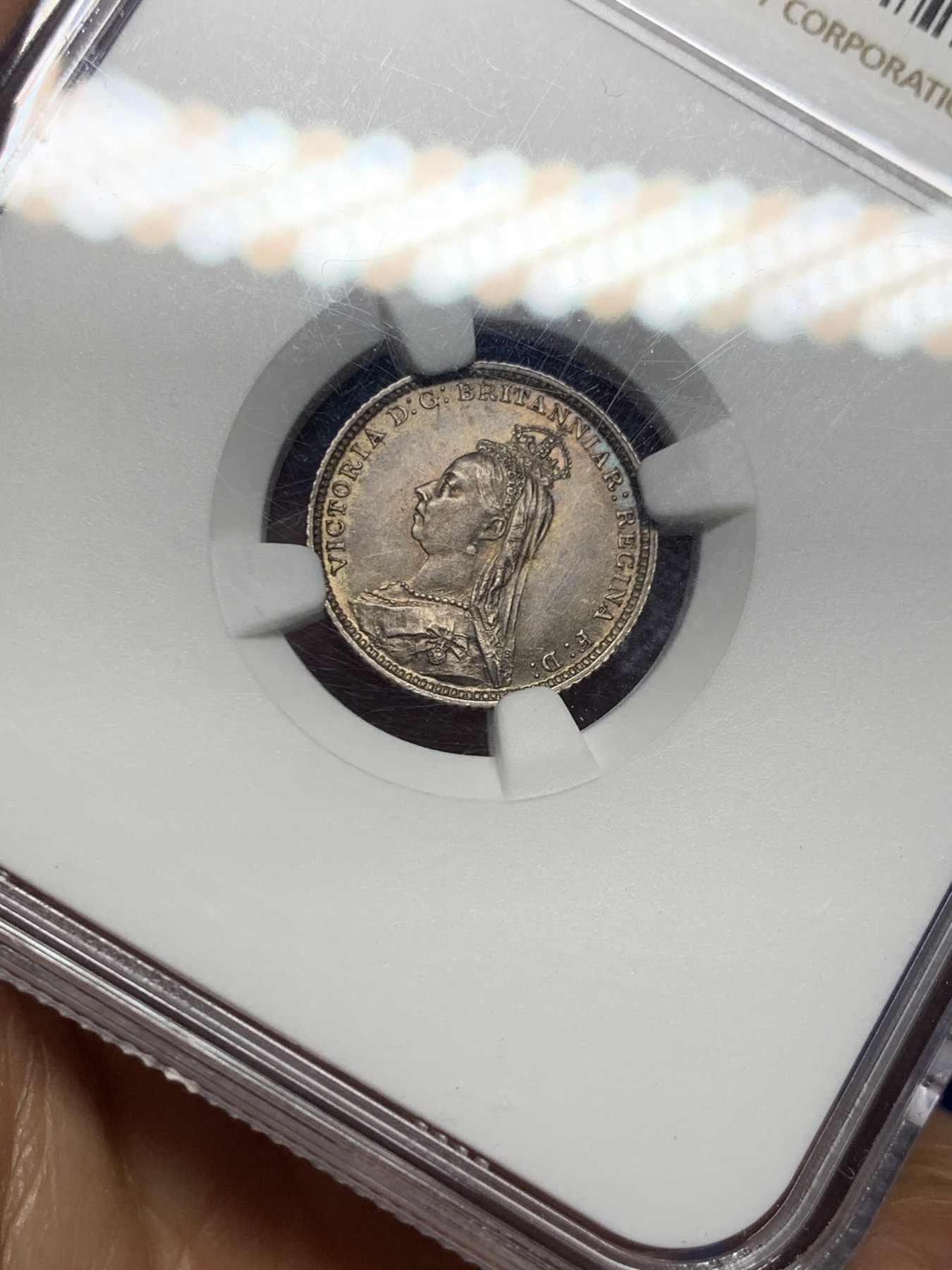 《竞宝斋》圣诞专辑  第二场  第228场 定制纪念章相赠 (全场顺丰包邮) NGC-MS63 英国1888年维多利亚高冠版4便士银币