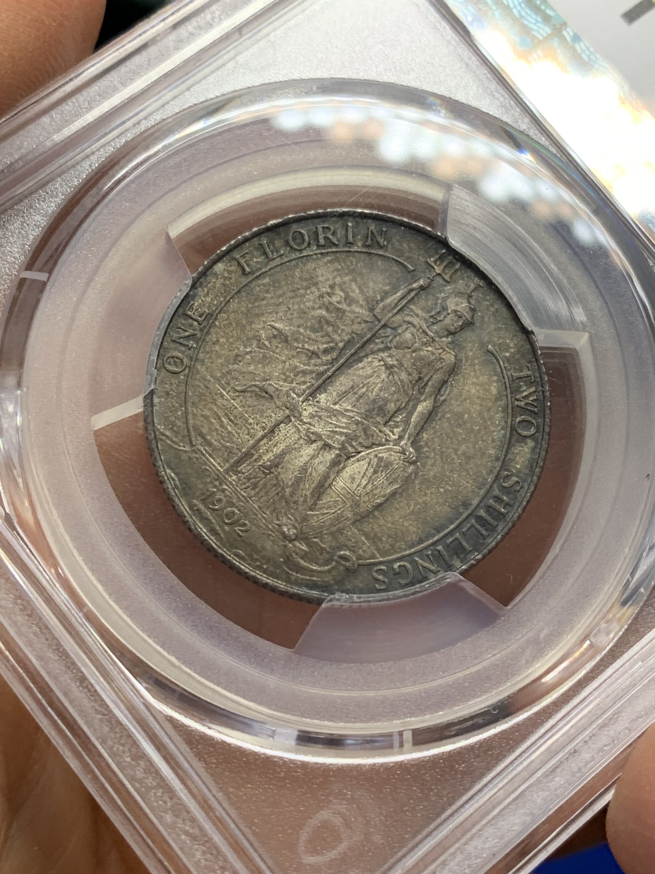 《竞宝斋》圣诞专辑  第二场  第228场 定制纪念章相赠 (全场顺丰包邮) PCGS-MS63 英国1902年爱德华七世 2先令 海神银币。灰褐色的包浆中带着一抹春日青，流通币的保存比精制币更加的困难，只是到了浮躁的现在已经没有价格上的差异了。