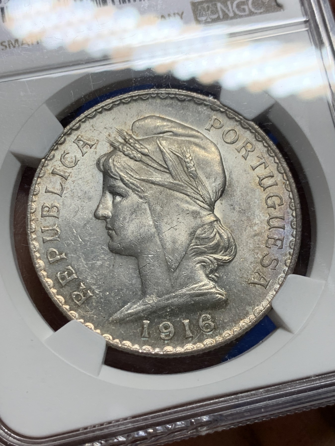 《竞宝斋》圣诞专辑  第二场  第228场 定制纪念章相赠 (全场顺丰包邮) NGC-MS62 葡萄牙1916年埃斯库多大银币，转光好品，仅两个年份，盒子上下边缘有磕。