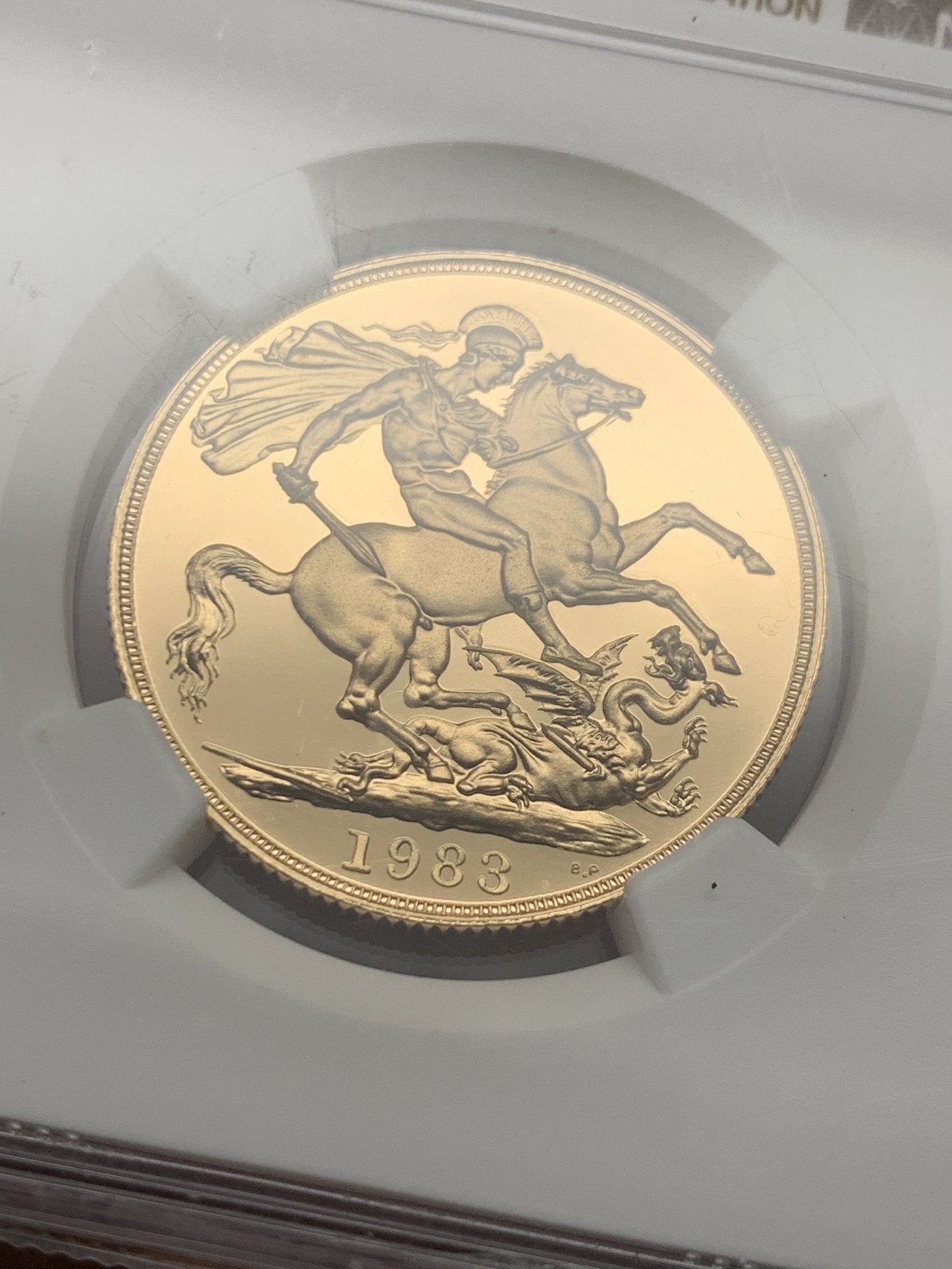 《竞宝斋》圣诞专辑  第二场  第228场 定制纪念章相赠 (全场顺丰包邮) NGC-PF69 ULTRA CAMEO 英国 1983年 伊丽莎白二世 2索维林 马剑 精制金币 15.92克