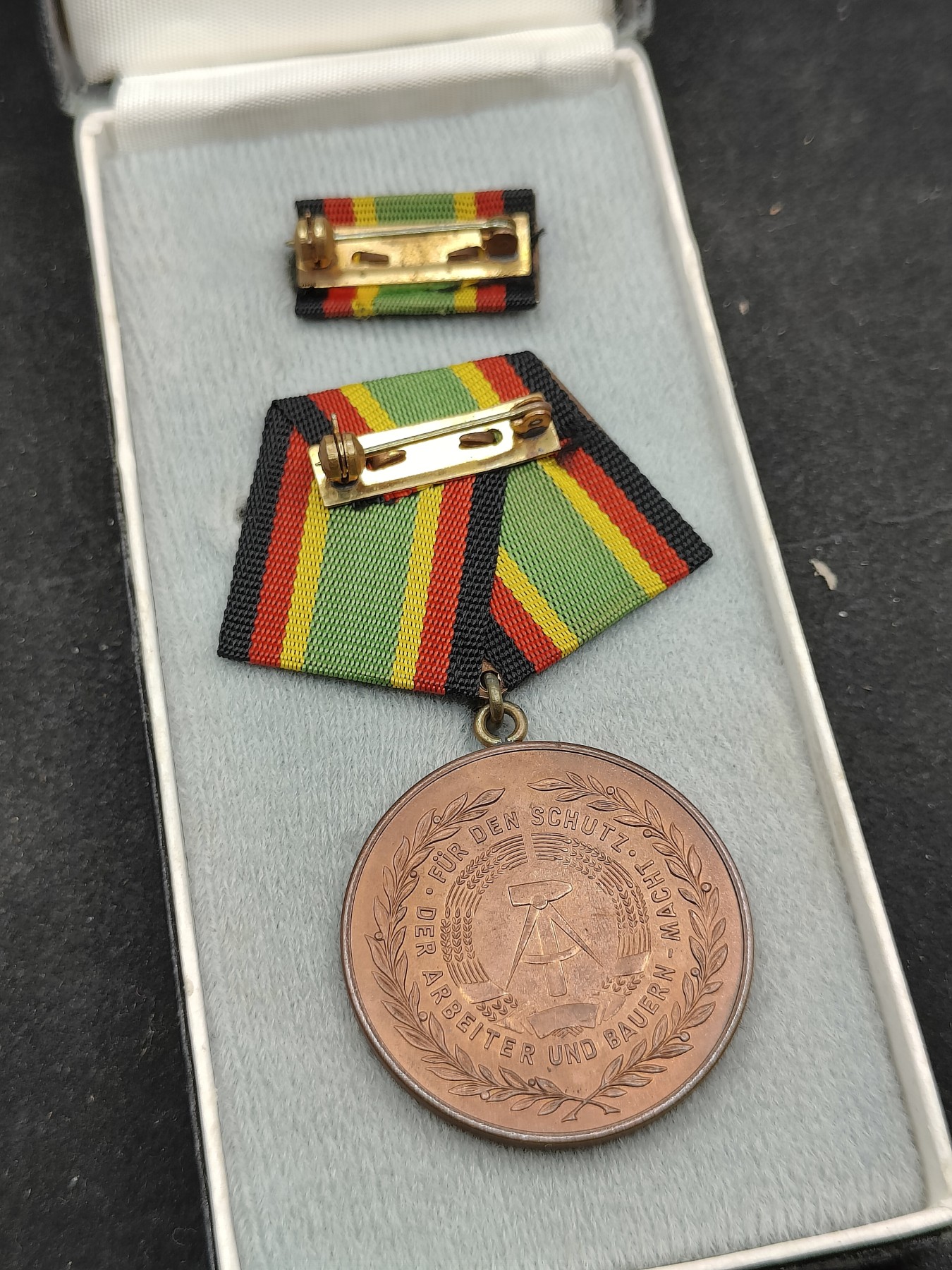 全场0元起拍 第120期 咸鱼国勋章拍卖专场 12月27日（周三）下午6：00开始 东德早期人民军五年服役奖章 早期纸盒带略