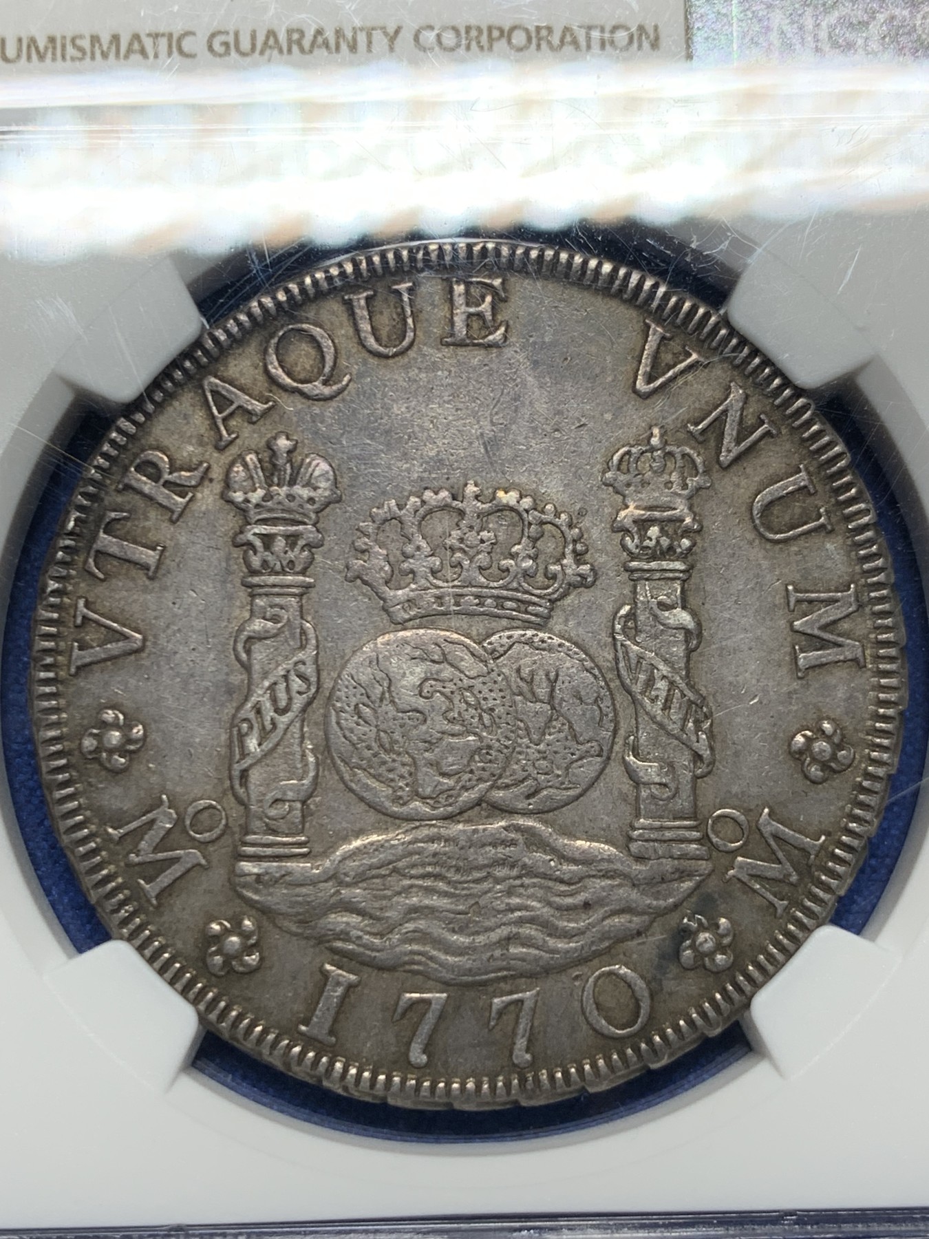 《竞宝斋》圣诞专辑  第二场  第228场 定制纪念章相赠 (全场顺丰包邮) NGC-AU55 墨西哥 1770年 地球双柱8里亚尔银币。西属热门品种，图案深打，均匀的棕色包浆，该品相实属难得！