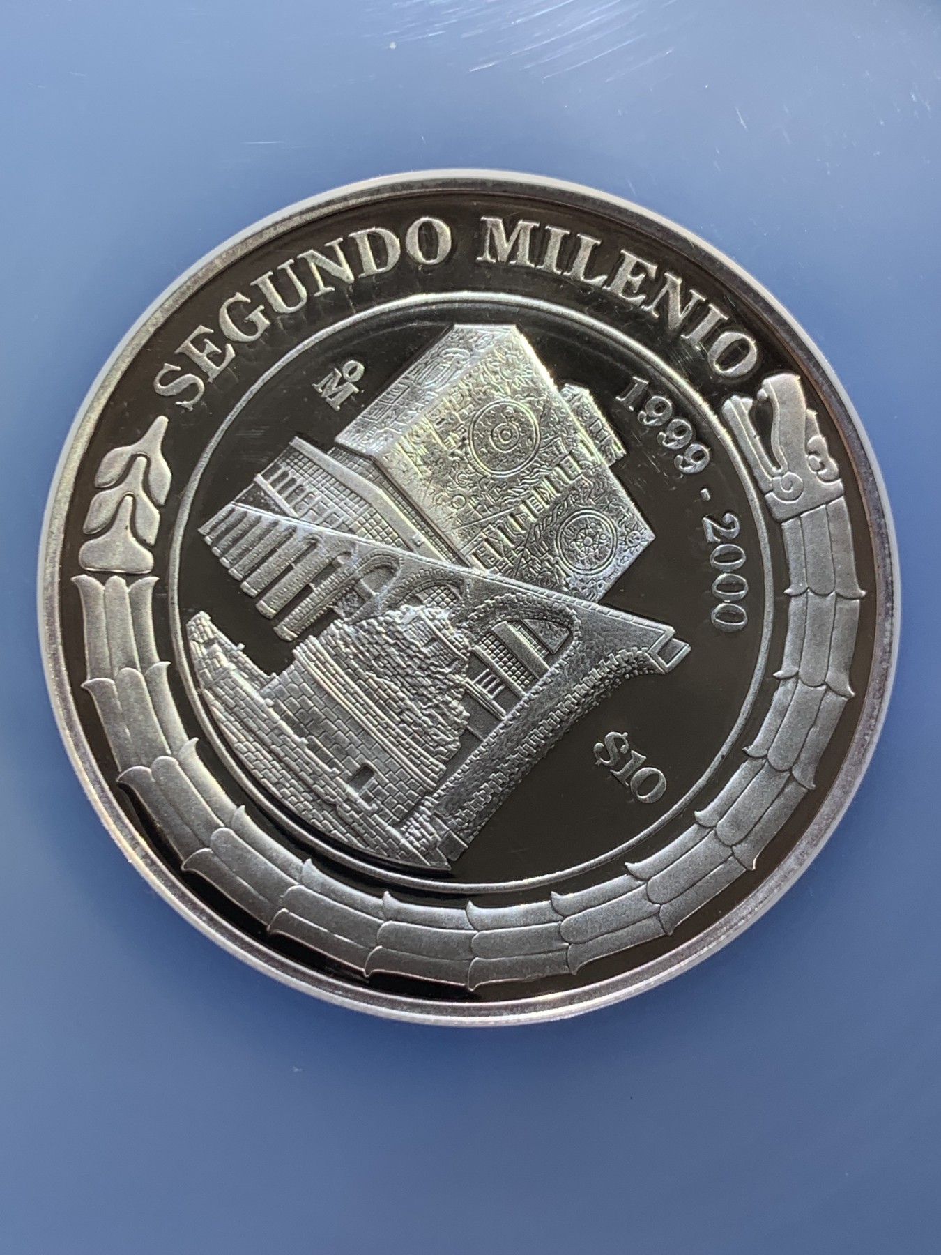 《竞宝斋》圣诞专辑  第二场  第228场 定制纪念章相赠 (全场顺丰包邮) NGC PF69UC 1999-2000墨西哥千禧年古代建筑纪念银币-10比索（冠军分），海外售价2400+   40mm 2盎司 999银 发行量500枚