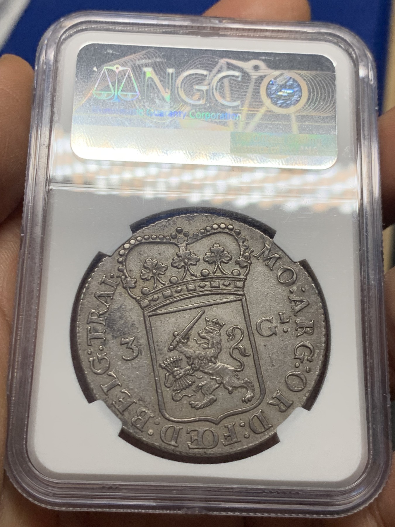 《竞宝斋》圣诞专辑  第二场  第228场 定制纪念章相赠 (全场顺丰包邮) NGC AU58 荷兰1793年乌特勒支站人3盾大银币 原味老包浆 全深打 脸部细节非常好 这个品种就是要看脸