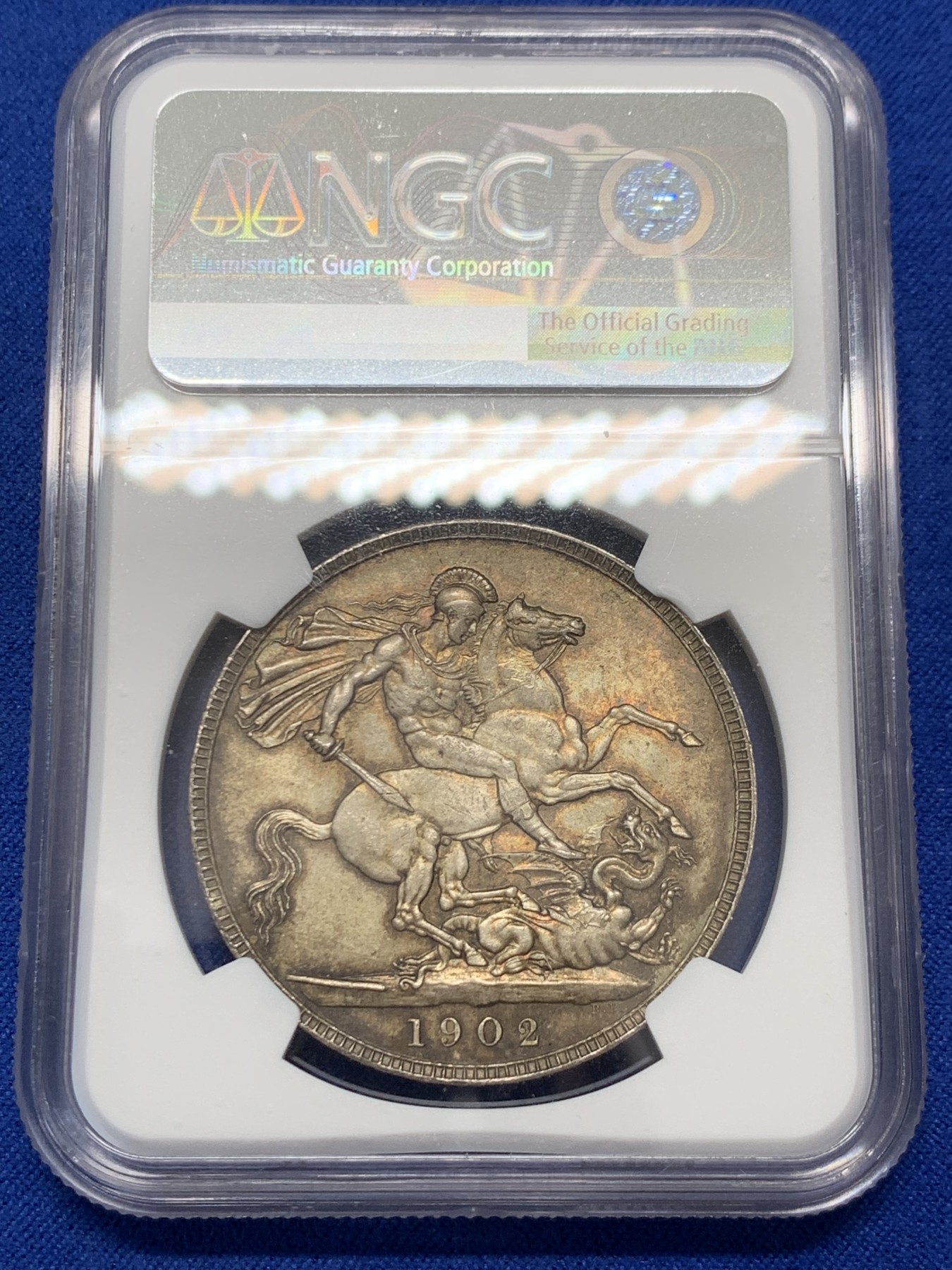 《竞宝斋》圣诞专辑  第二场  第228场 定制纪念章相赠 (全场顺丰包邮) NGC-MS65+ 英国1902年爱德华七世 克朗。双面都带有着原生的赤红的包浆。调查np数据库不难发现，该品种精制的高分数量接近普制的3倍，且该品种常见的苍蝇脚在此币上完全不可见，可惜打制稍弱让该币无法获评66分，但是其如水面波纹流转的转光依然在该品种内难见敌手。一年内的成交价：HA的pf-66/7800美元，苏尔曼pf-66落槌5000欧，英拍pf-65+落槌2800镑。普制高分已有数年未有在