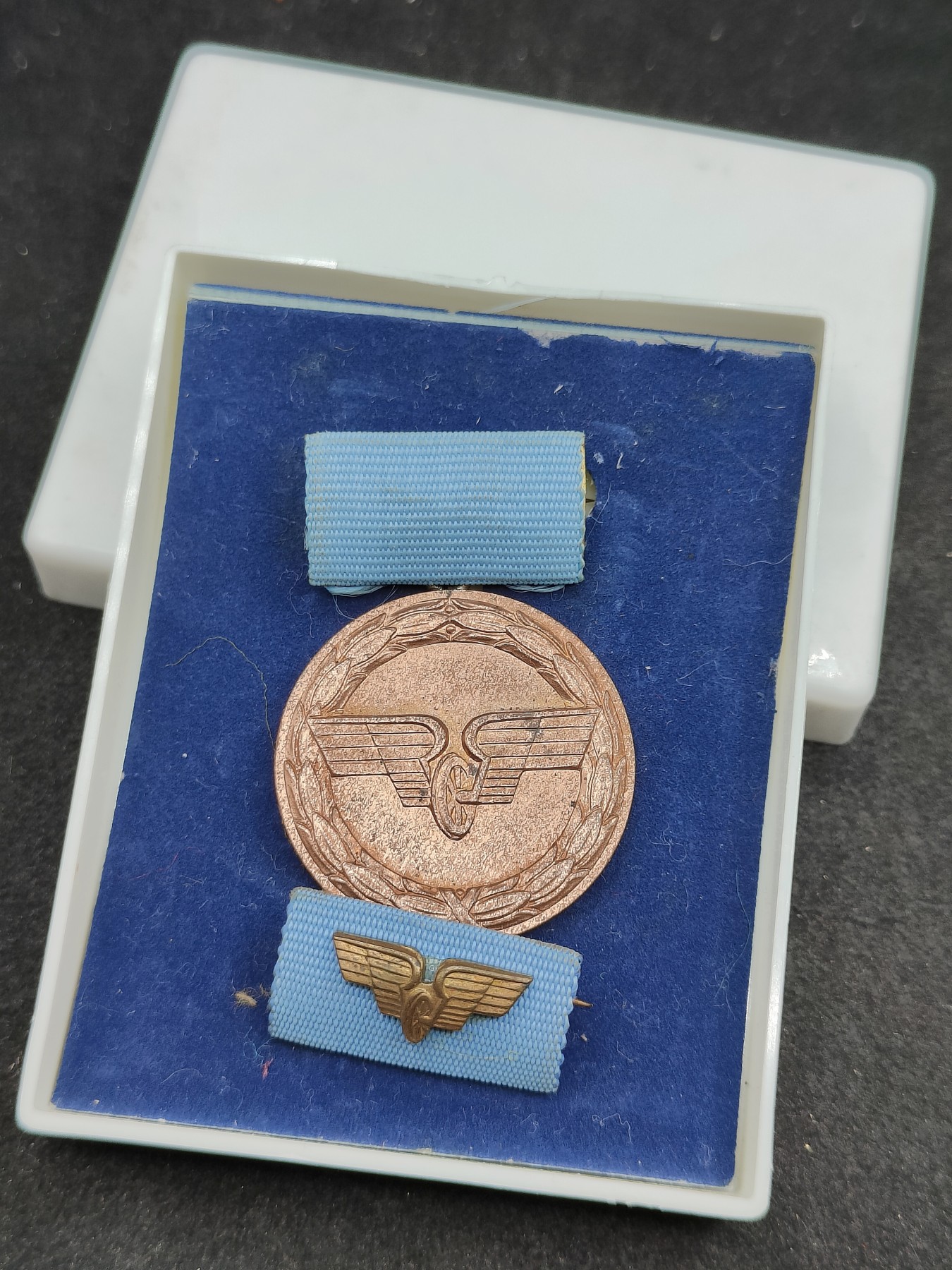 全场0元起拍 第120期 咸鱼国勋章拍卖专场 12月27日（周三）下午6：00开始 东德鐵路十年忠誠服務獎章 带盒略