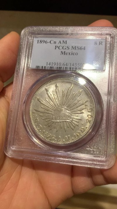 《竞宝斋》圣诞专辑  第二场  第228场 定制纪念章相赠 (全场顺丰包邮) PCGS-MS64 墨西哥 1896年 8瑞尔 花边鹰洋 略少厂别 绝版老白盒 味道不错