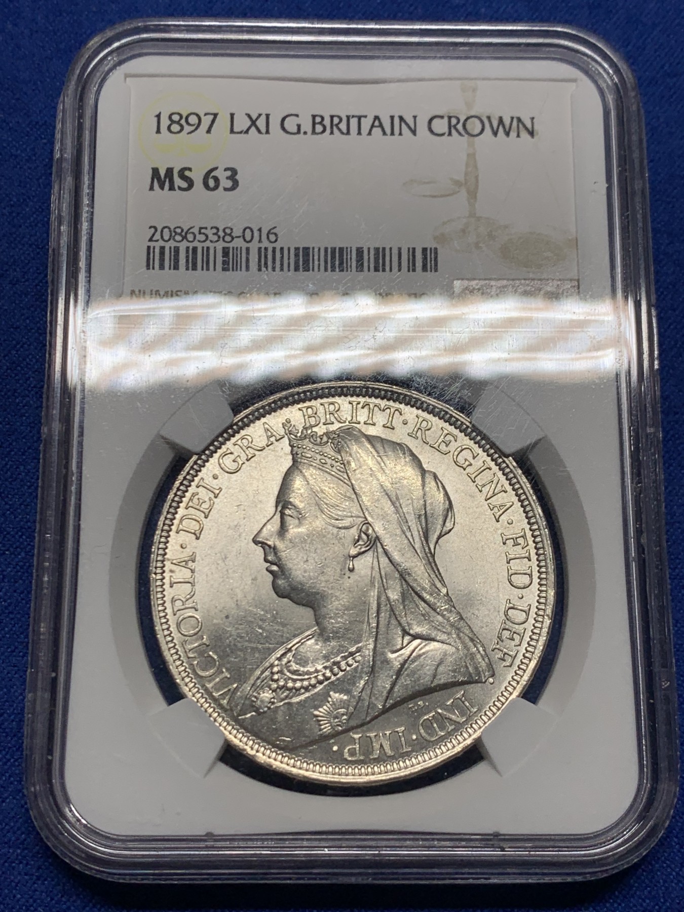《竞宝斋》圣诞专辑  第二场  第228场 定制纪念章相赠 (全场顺丰包邮) NGC MS63 英国1897年维多利亚披纱马剑克朗，车轮光银光闪闪，底板镜面有霜相当优秀。