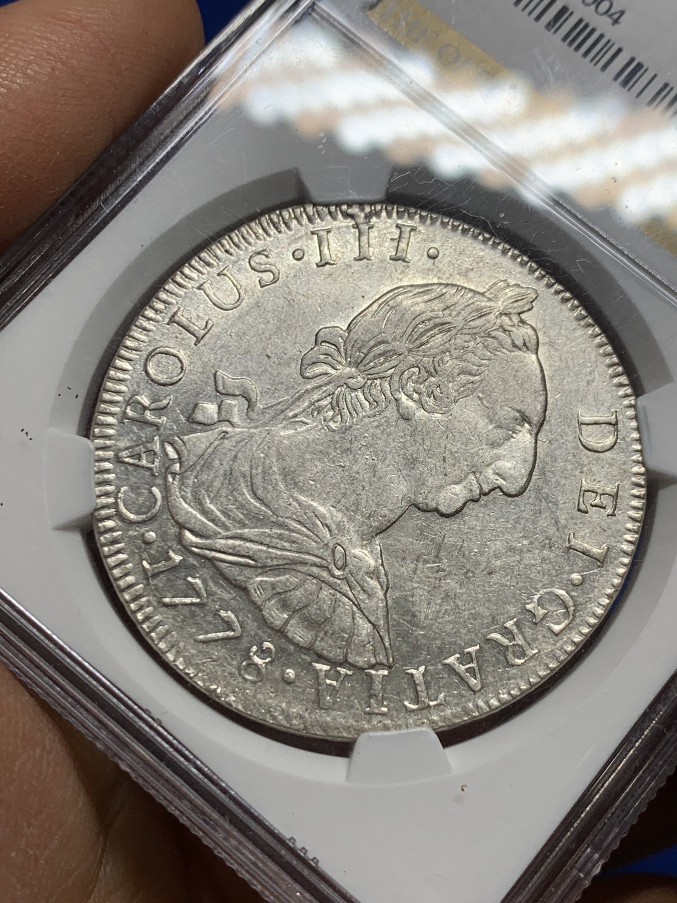 《竞宝斋》圣诞专辑  第二场  第228场 定制纪念章相赠 (全场顺丰包邮) NGC AU55玻利维亚1778年卡洛斯三世双柱银币，早期好年份，打制深，好品难得，ngc美国特色标签，ha拍卖行近期在10月份同年份ngcXF40成交价552刀约4000rmb，盒子边缘小磕。