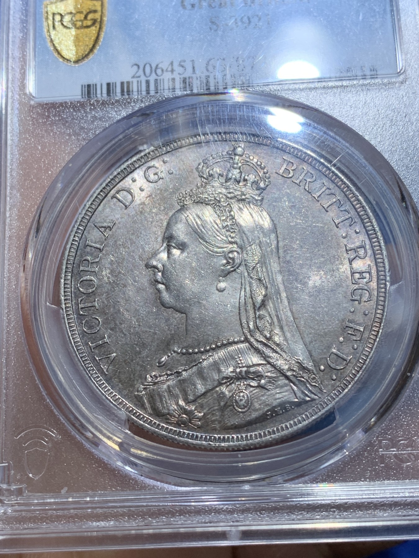 《竞宝斋》圣诞专辑  第二场  第228场 定制纪念章相赠 (全场顺丰包邮) PCGS-MS63 英国 1887 维多利亚 高冠马剑 克朗银币 包浆底光到位