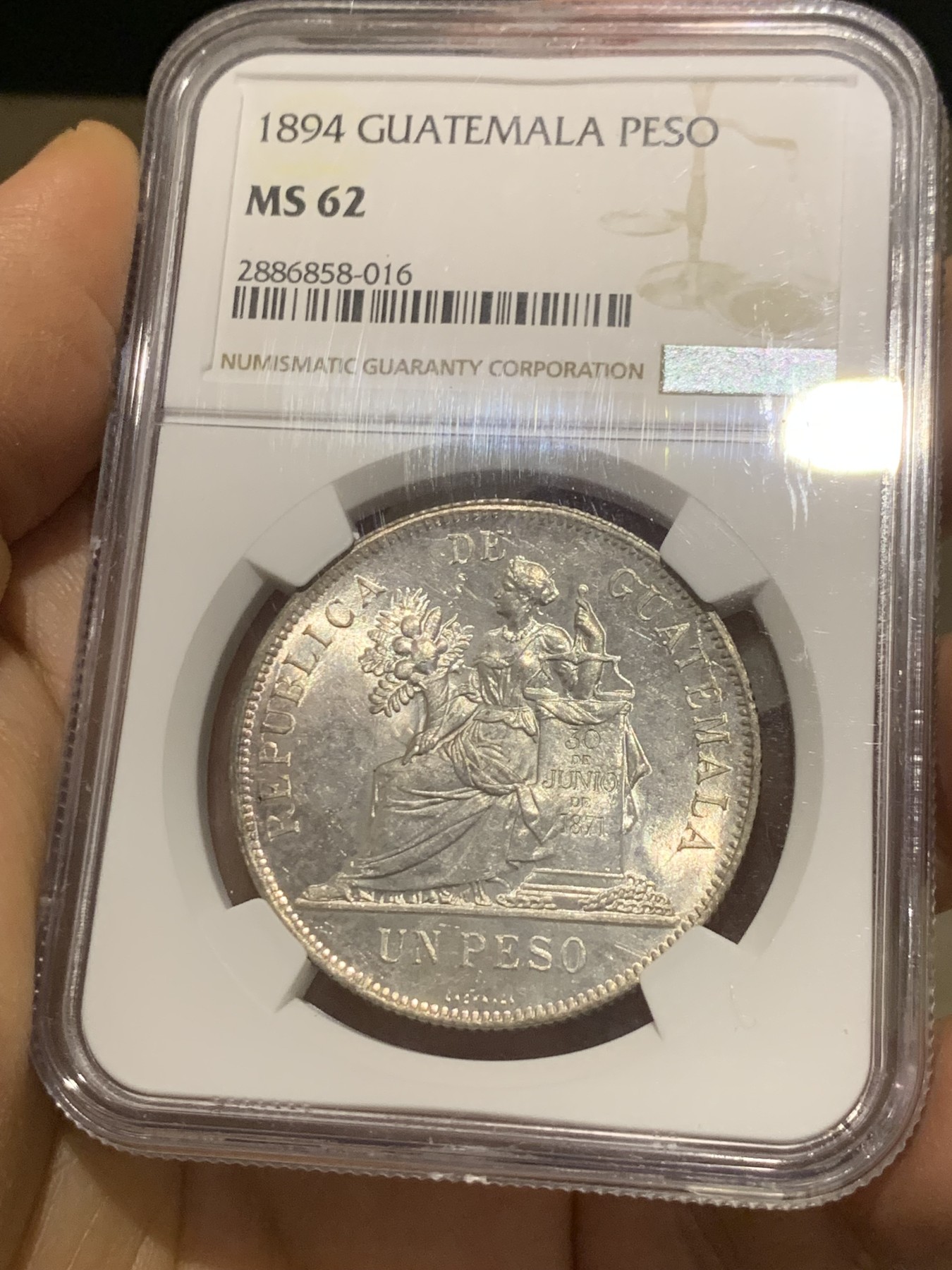 《竞宝斋》圣诞专辑  第二场  第228场 定制纪念章相赠 (全场顺丰包邮) NGC MS62 危地马拉1894年1比索银币 设计经典丰饶角坐洋女神 极品原光车轮光 低评状态 热门品种